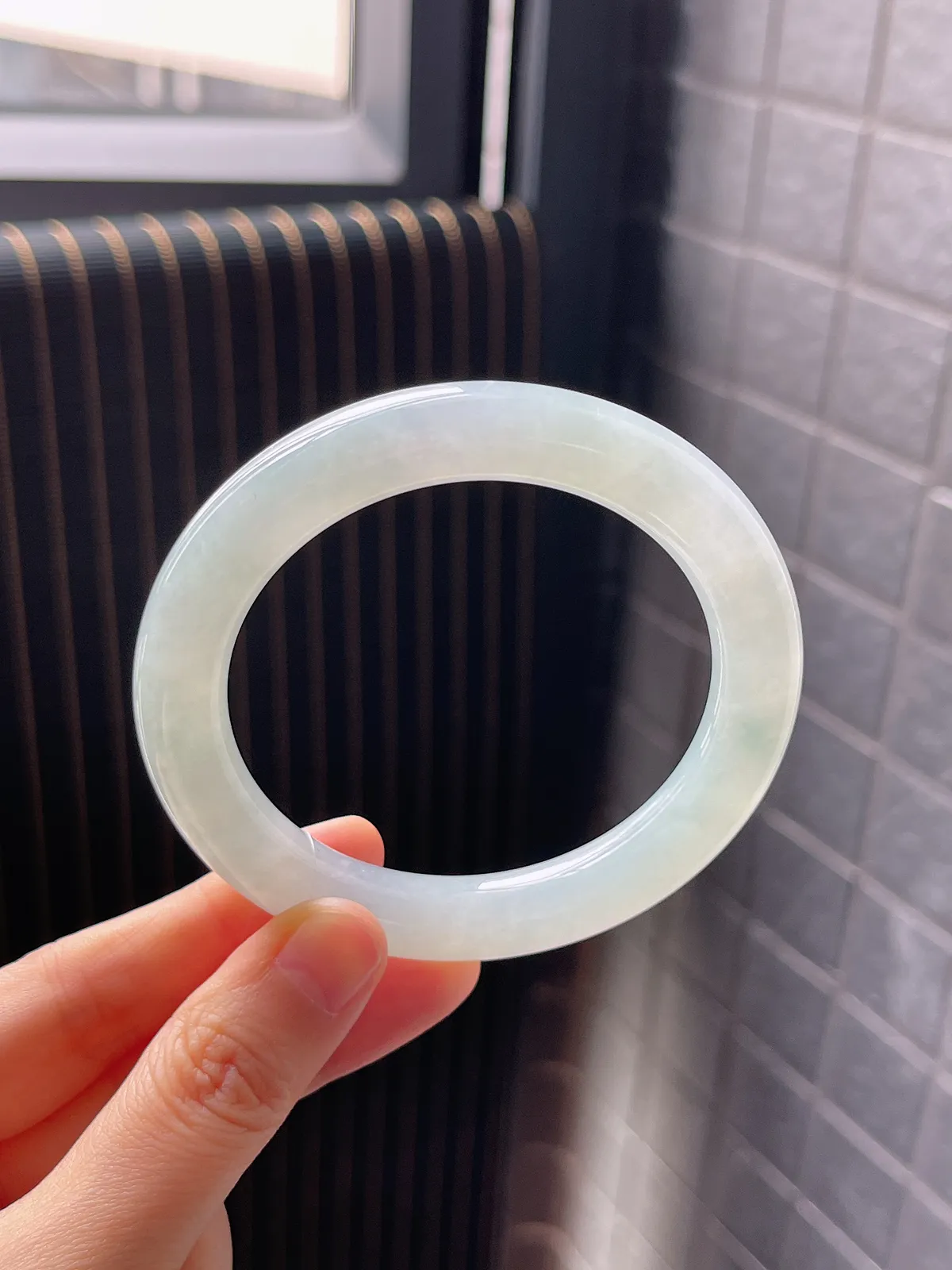 圆镯56圈口，翡翠冰糯种淡绿色手镯