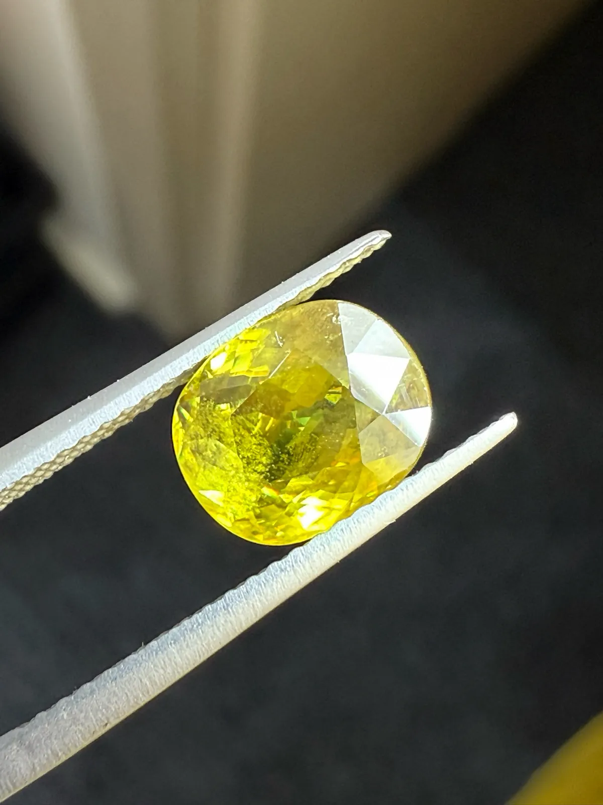 2.62克拉天然榍石戒面裸石，颜色超美，火彩超好，尺寸：8.9*7.3*4.6mm