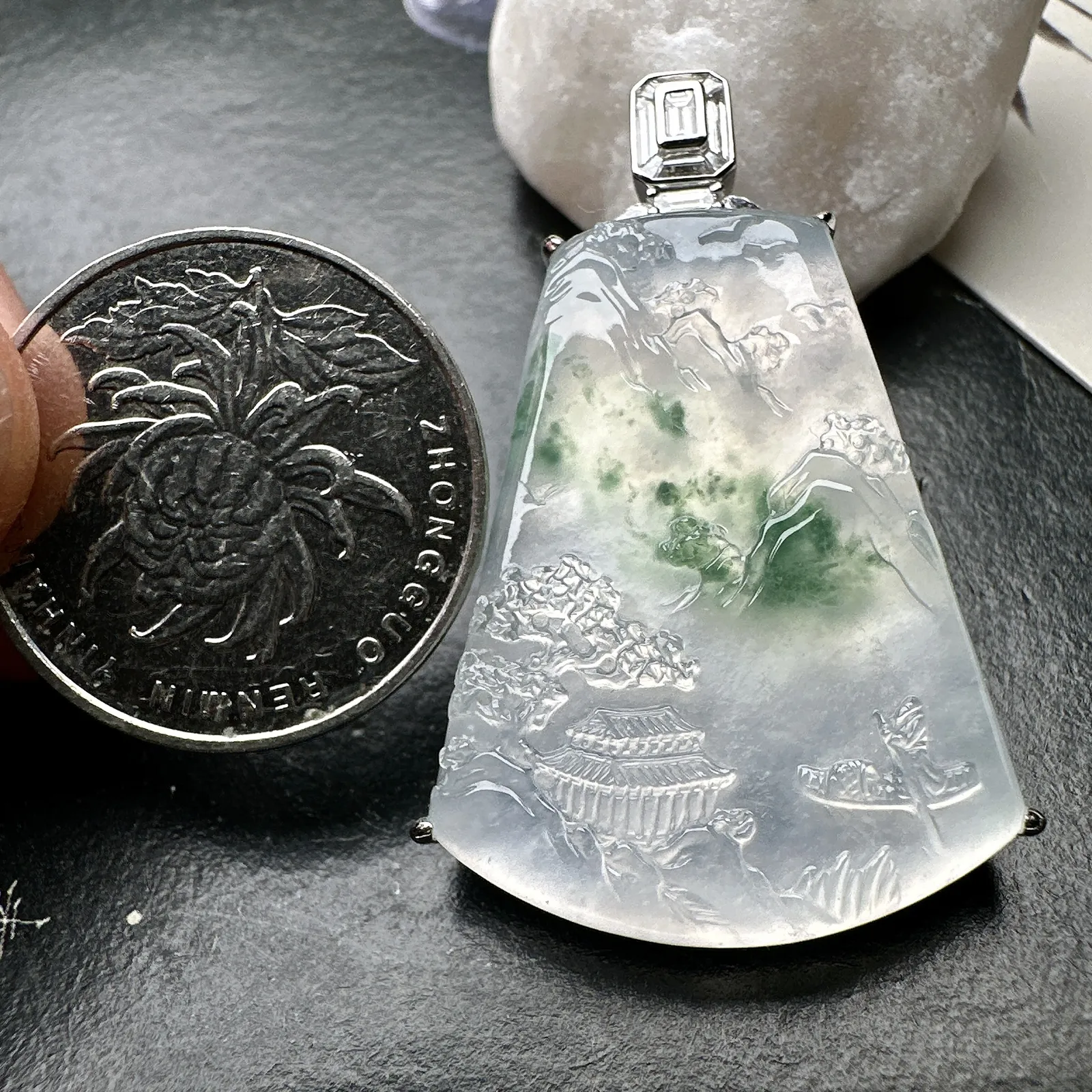 【冰种飘花山水】种地很不错，冰感十足，通透度好，画面感强烈，稀有的好山水，18k金钻镶嵌，裸石尺寸34.5*27.4*4.5毫米