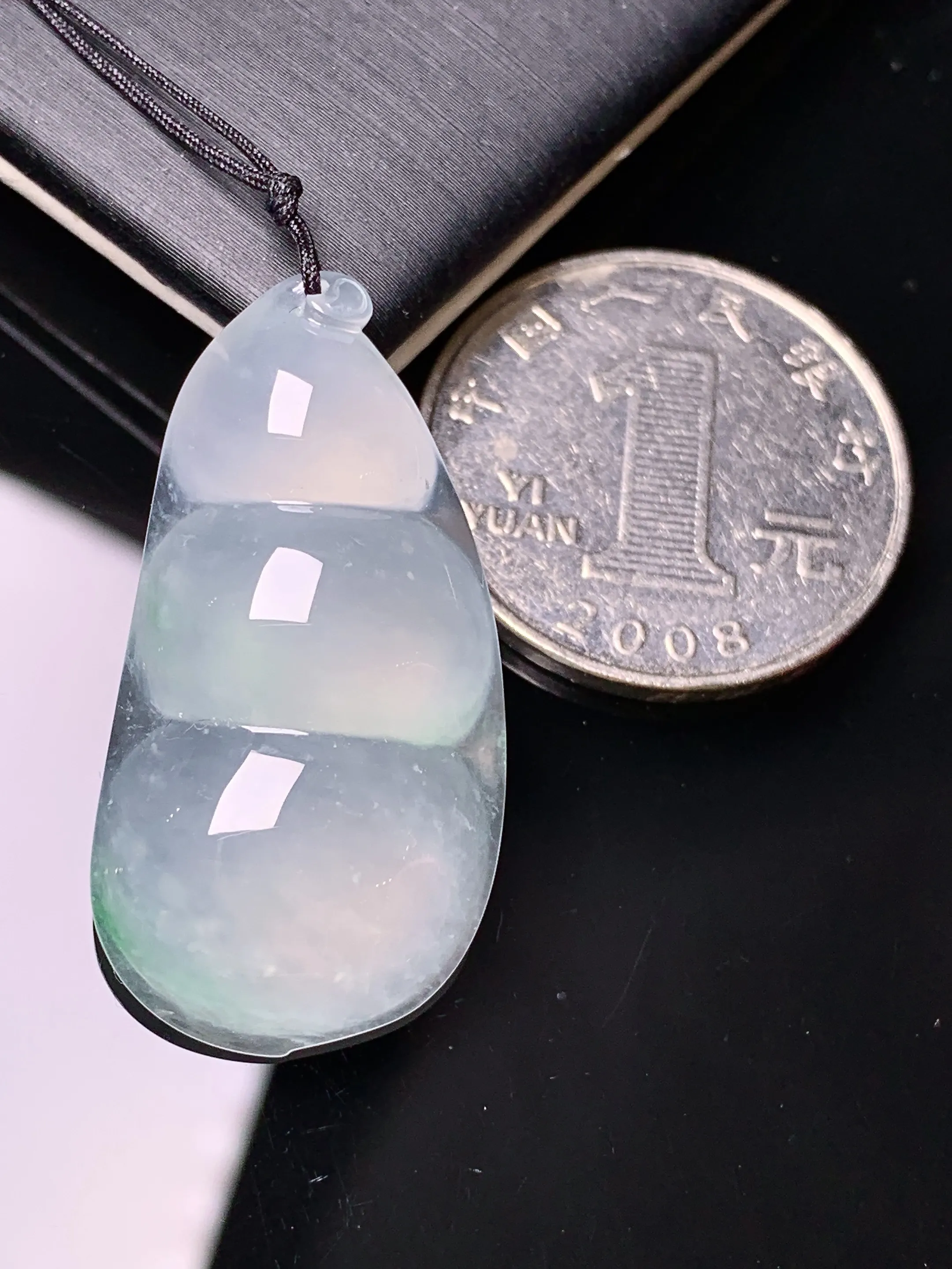 冰种四季豆吊坠 玉质细腻 色泽清新艳丽 整体尺寸34.7*18*6.7