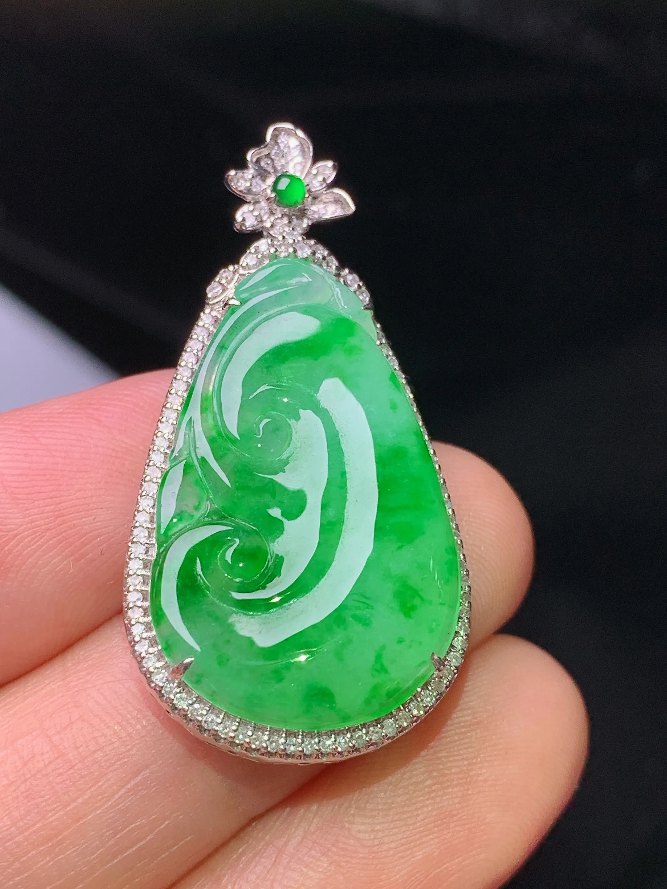 18k金钻镶嵌翠绿如意吊坠 玉质细腻 色泽清新艳丽 整体尺寸36.6*18.8*7.2