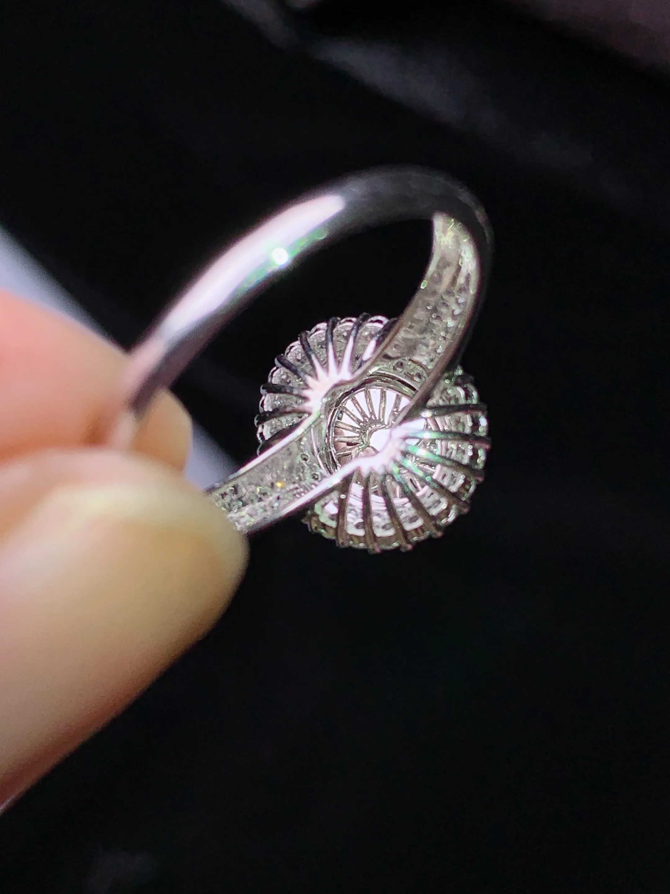 18k金钻镶嵌满绿蛋面戒指 玉质细腻 色泽清新艳丽 圈口14.5 整体尺寸11.8*10.3*7.8