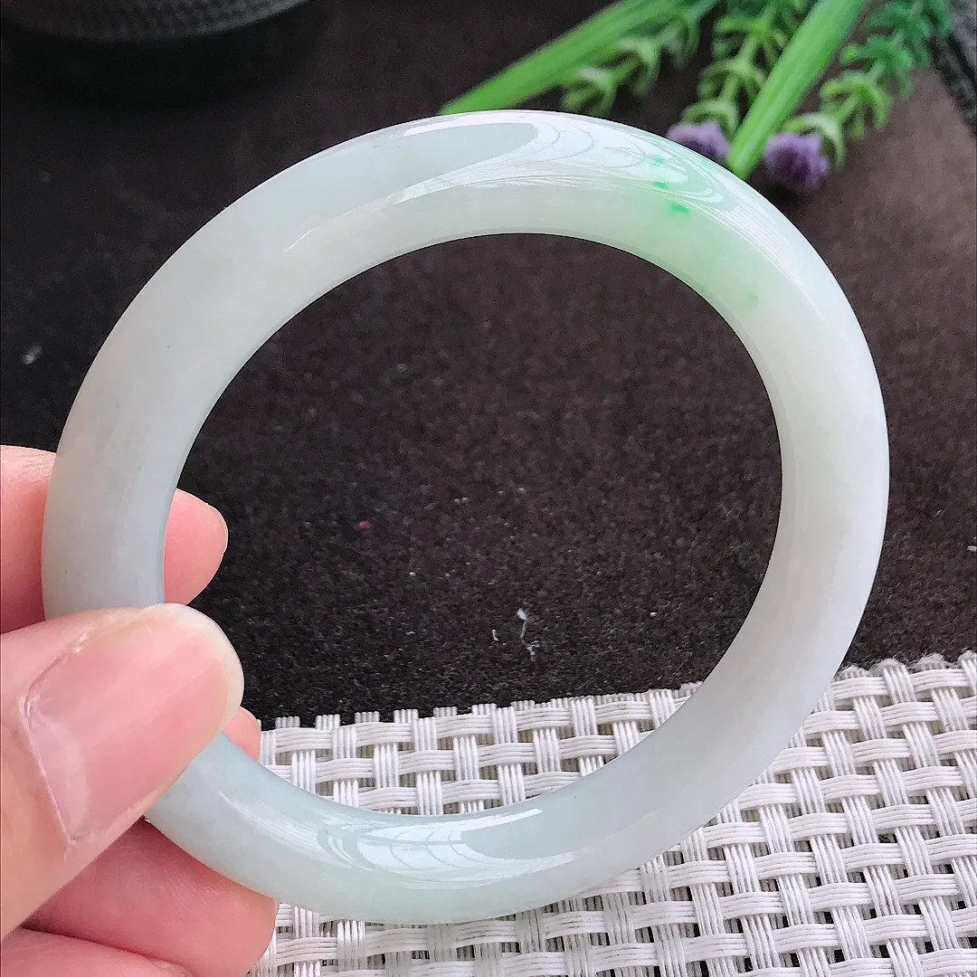 实拍A货翡翠55.5/9.8/9.6老坑秀气冰润飘绿圆条手镯玉镯手环