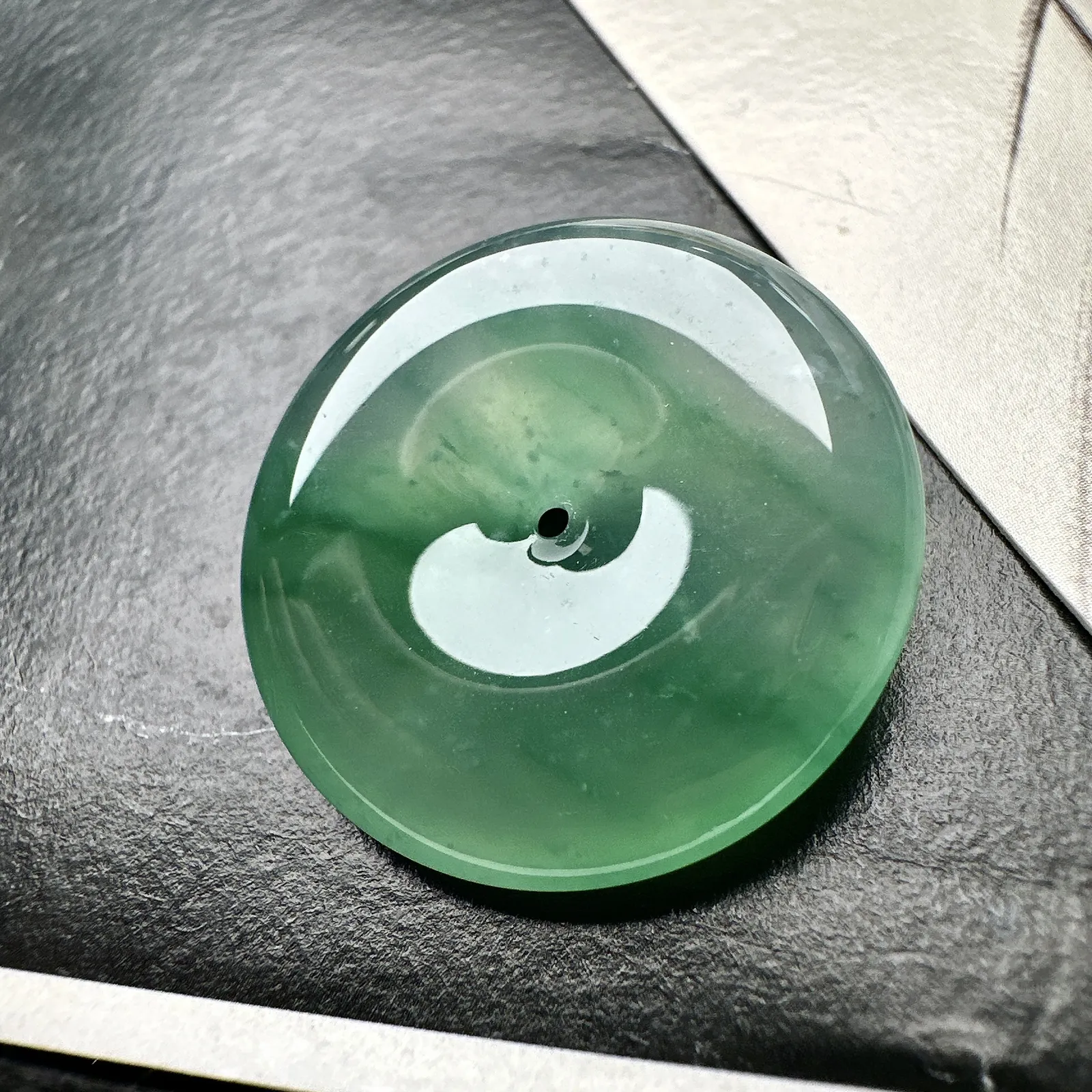 【冰种飘花平安扣】质地细腻冰润，品质很好，冰感十足，胶感明显，收藏品质。