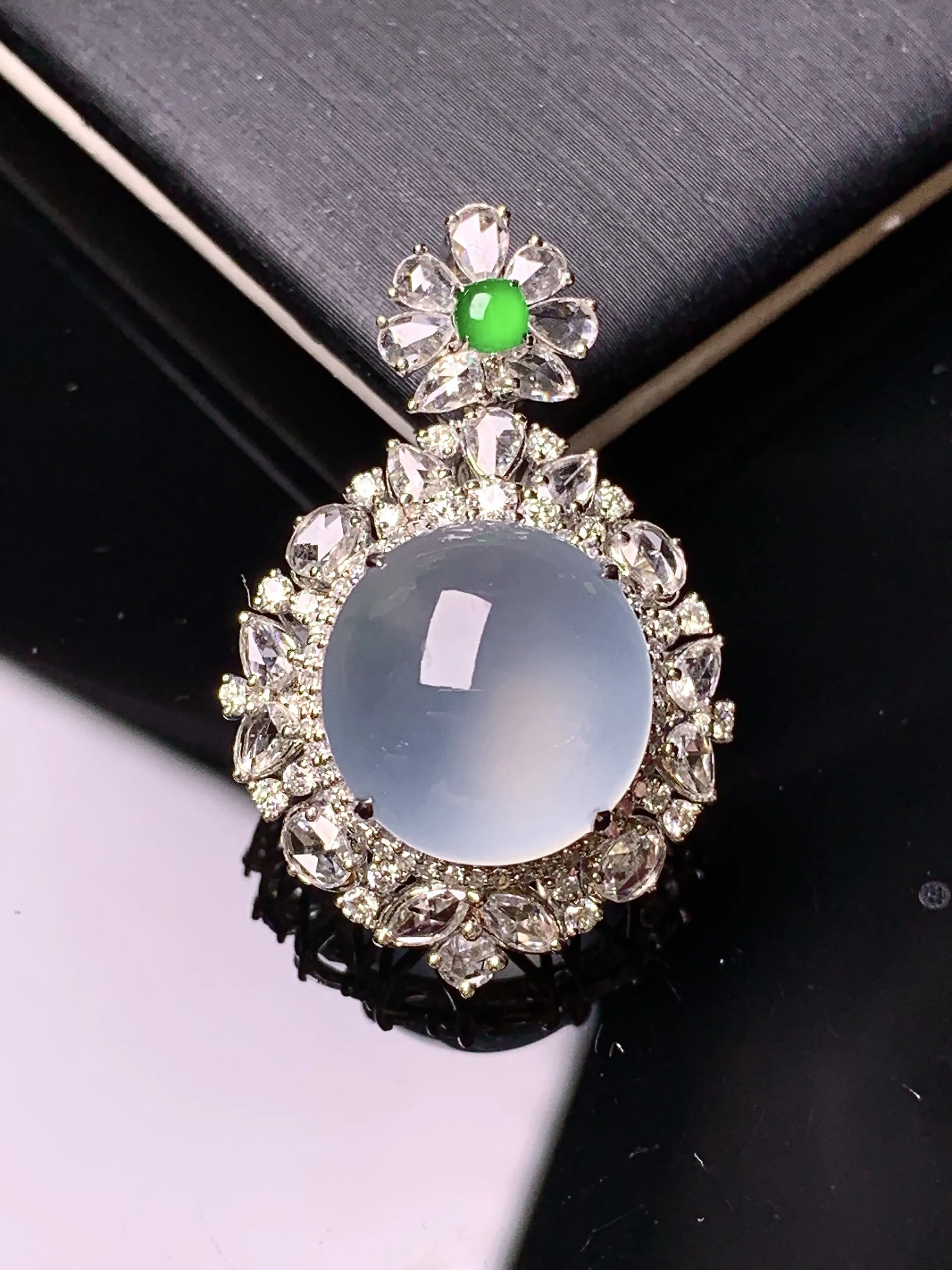 18k金钻镶嵌冰种蛋面吊坠 玉质细腻 色泽清新艳丽 整体尺寸29.3*19*12