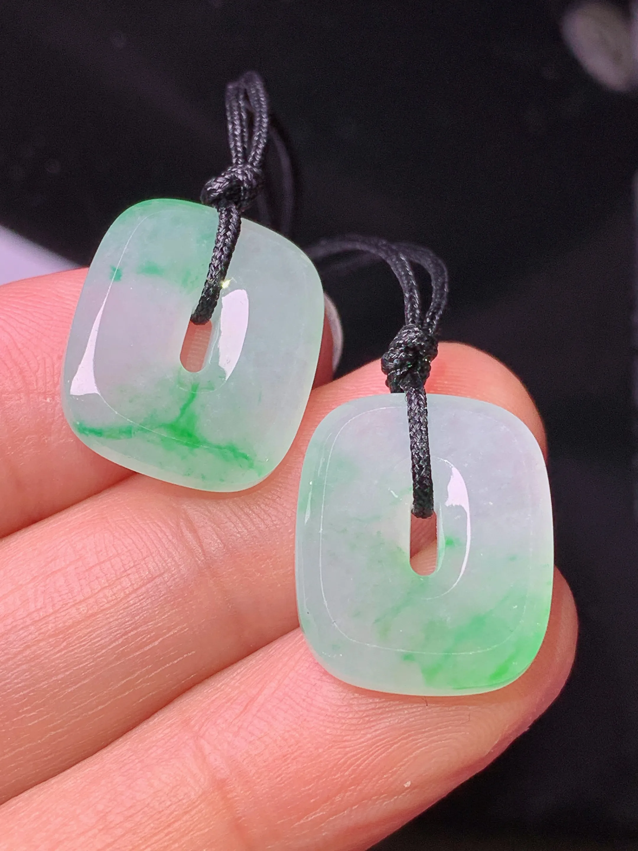 飘绿平安扣一对 玉质细腻 色泽清新艳丽 整体尺寸17.8*14.8*3.8