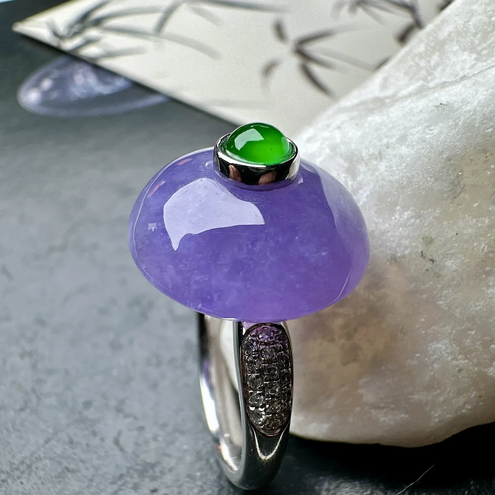 【冰种妖紫平安扣戒指】质地细腻，妖紫色泽，光泽度不错，18k金钻镶嵌，裸石尺寸15.8*7.3毫米