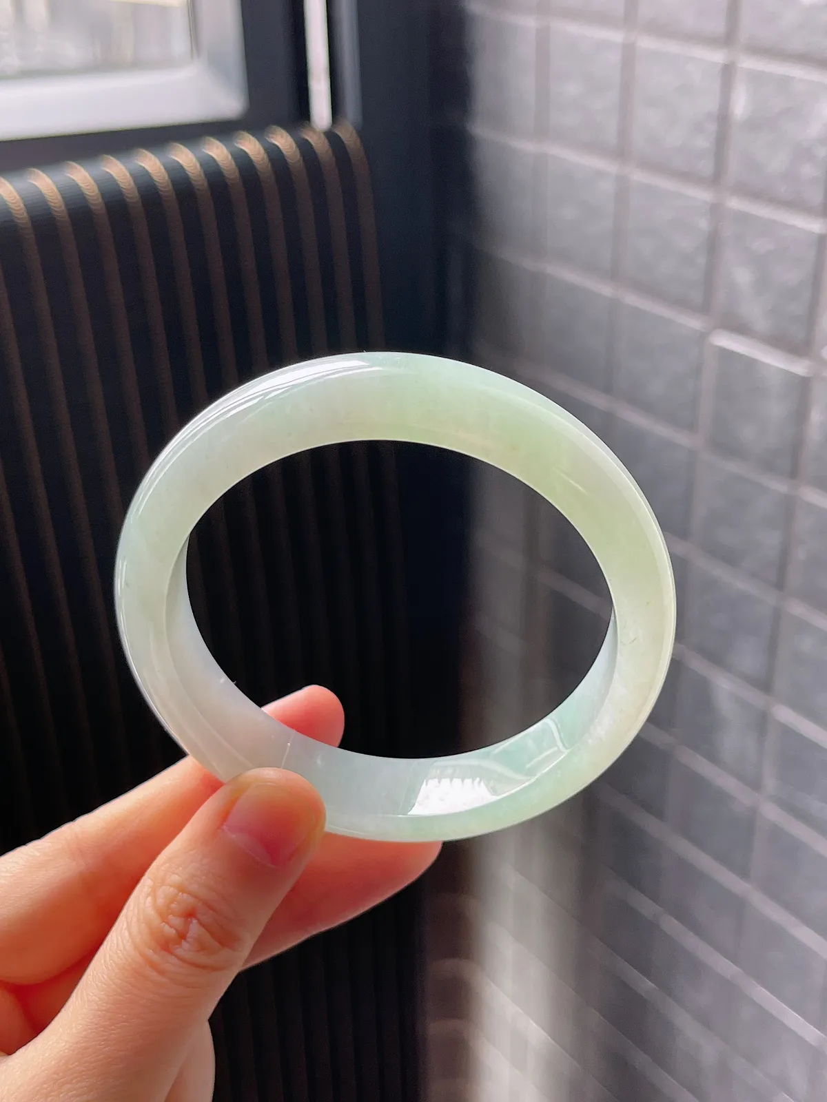 正圈59.2圈口，翡翠冰糯种淡绿色手镯