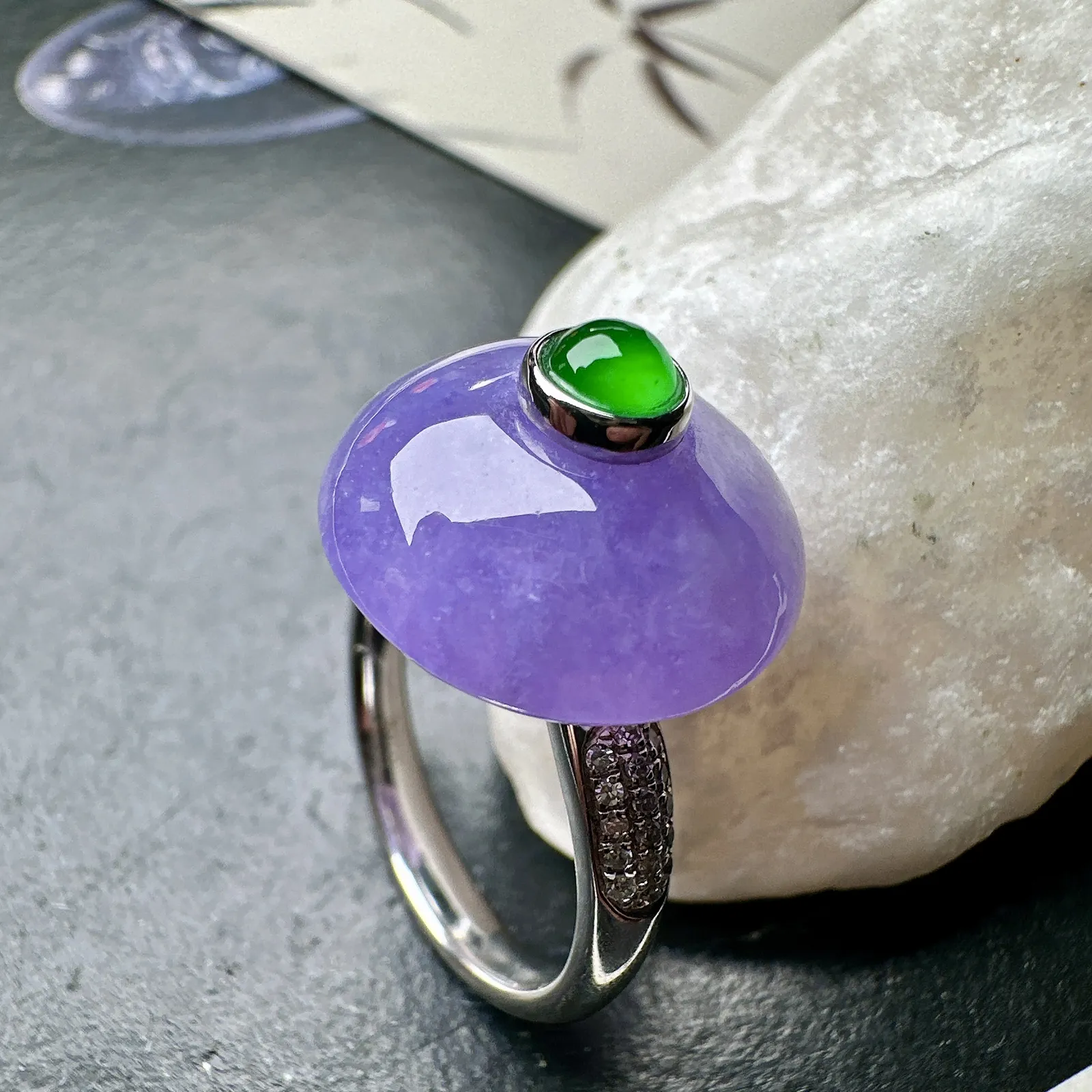 【冰种妖紫平安扣戒指】质地细腻，妖紫色泽，光泽度不错，18k金钻镶嵌，裸石尺寸15.8*7.3毫米