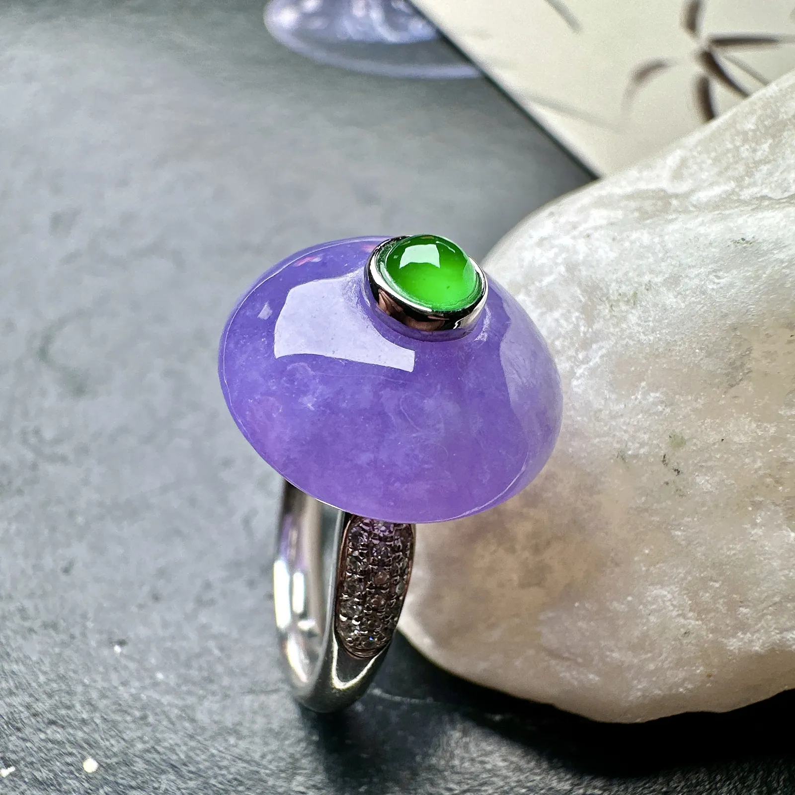 【冰种妖紫平安扣戒指】质地细腻，妖紫色泽，光泽度不错，18k金钻镶嵌，裸石尺寸15.8*7.3毫米