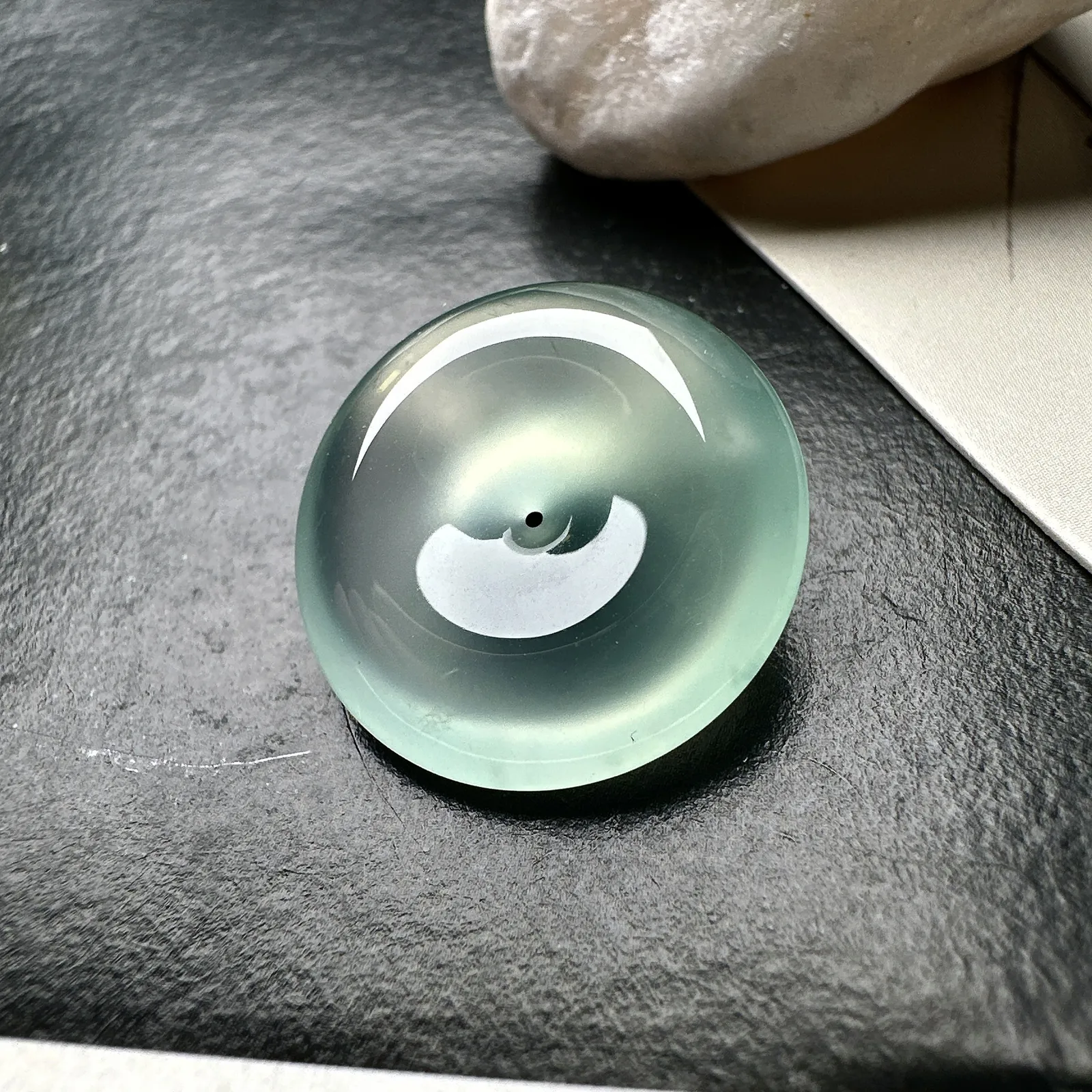 【冰种平安扣】接近玻璃种，质地细腻冰润，品质很好，冰感十足，胶感明显，收藏品质。