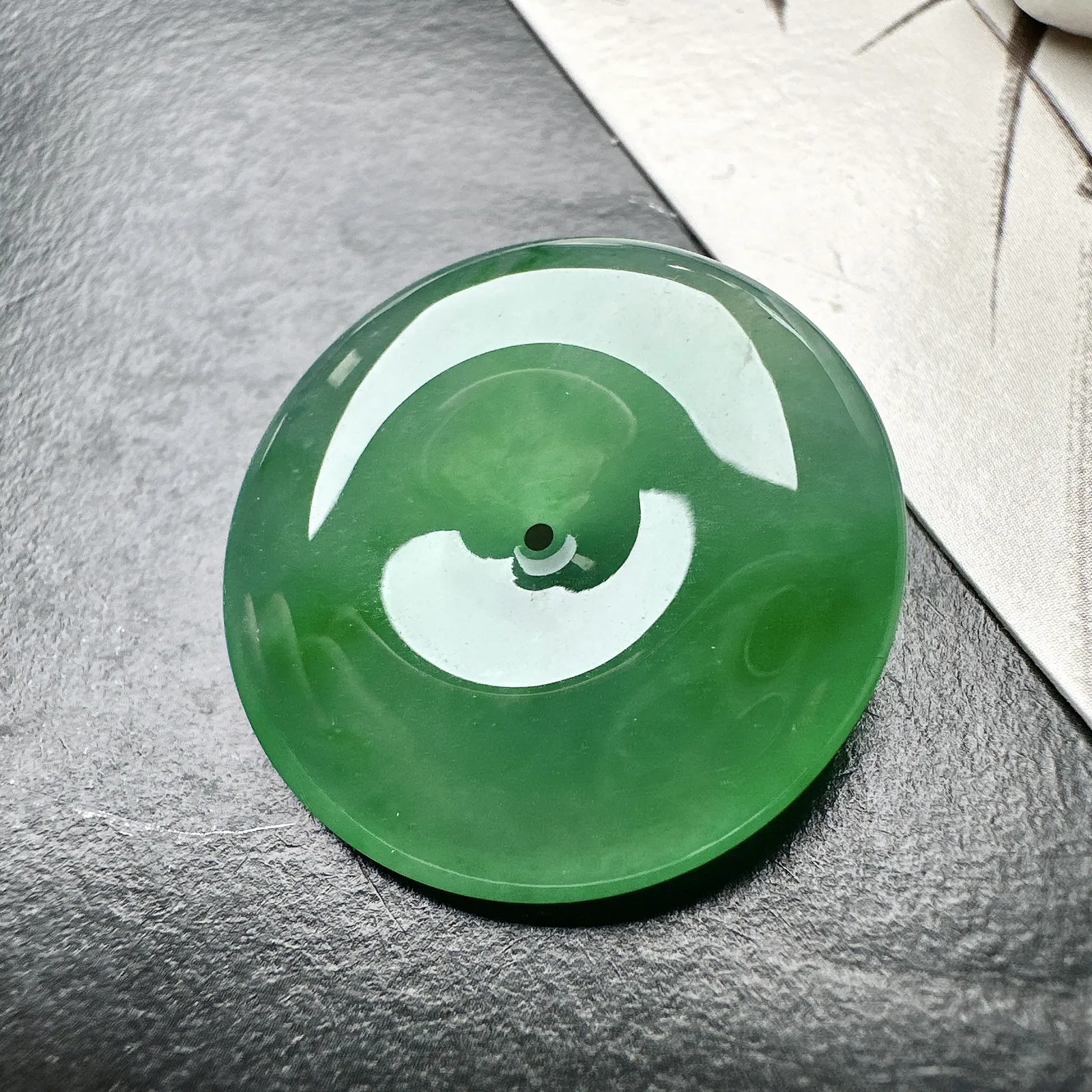 【冰种绿平安扣】质地细腻冰润，品质很好，冰感十足，胶感明显，收藏品质。