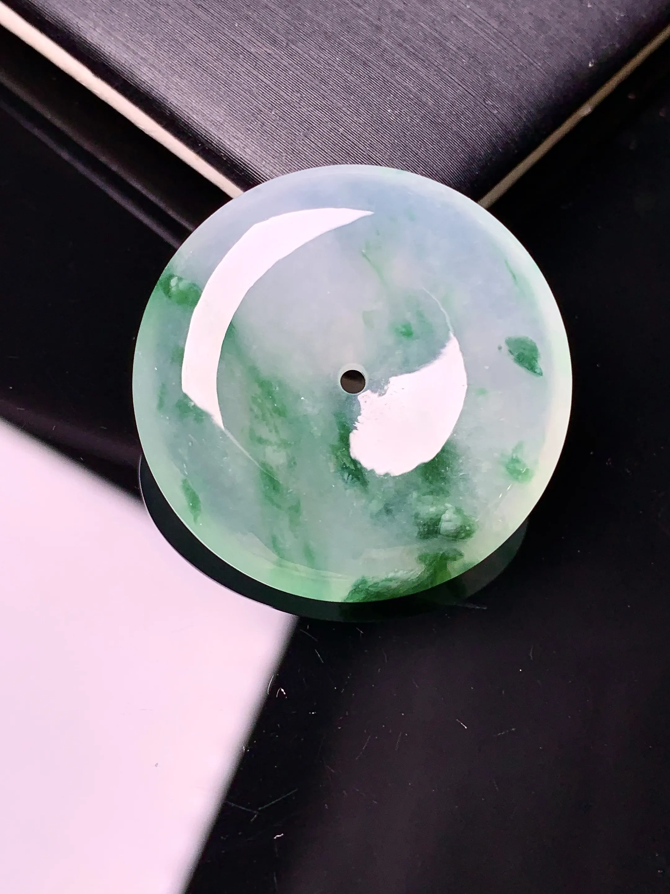 冰种飘花平安扣吊坠 玉质细腻 色泽清新艳丽 整体尺寸26.8*5.6