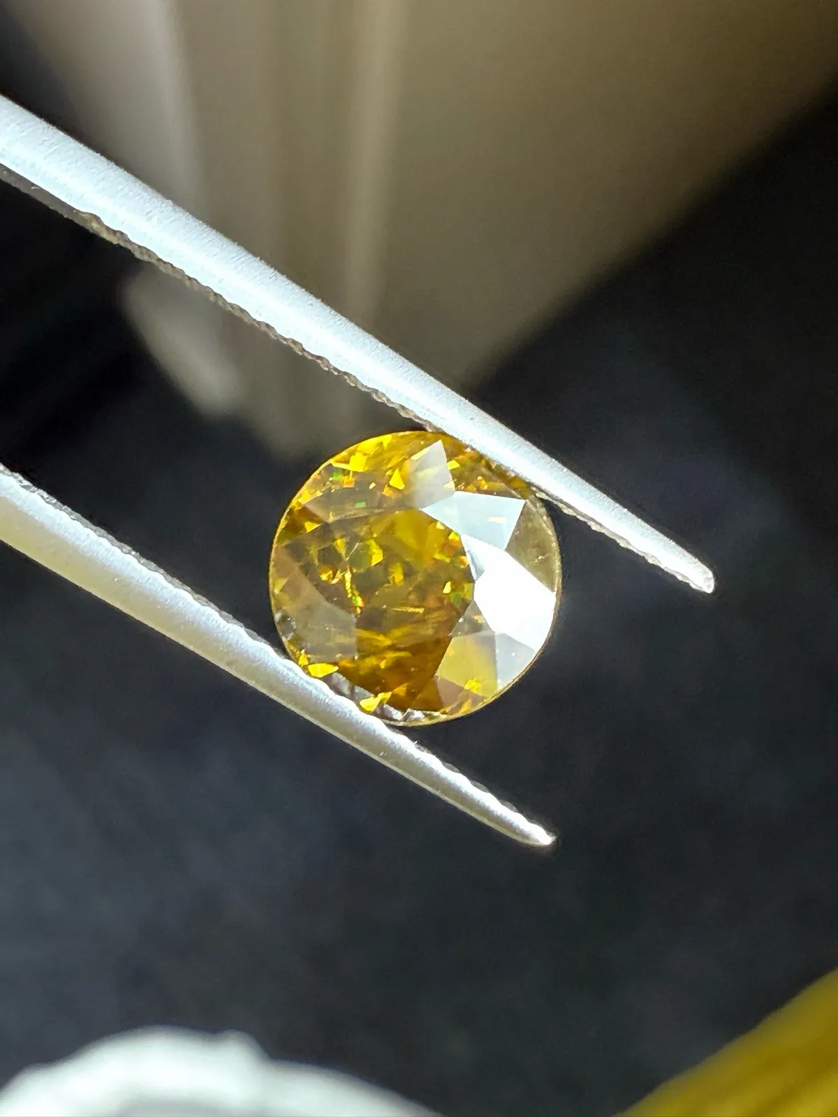 1.92克拉天然榍石戒面裸石，颜色超美，火彩超好，尺寸：7.4*7.5*4.5mm