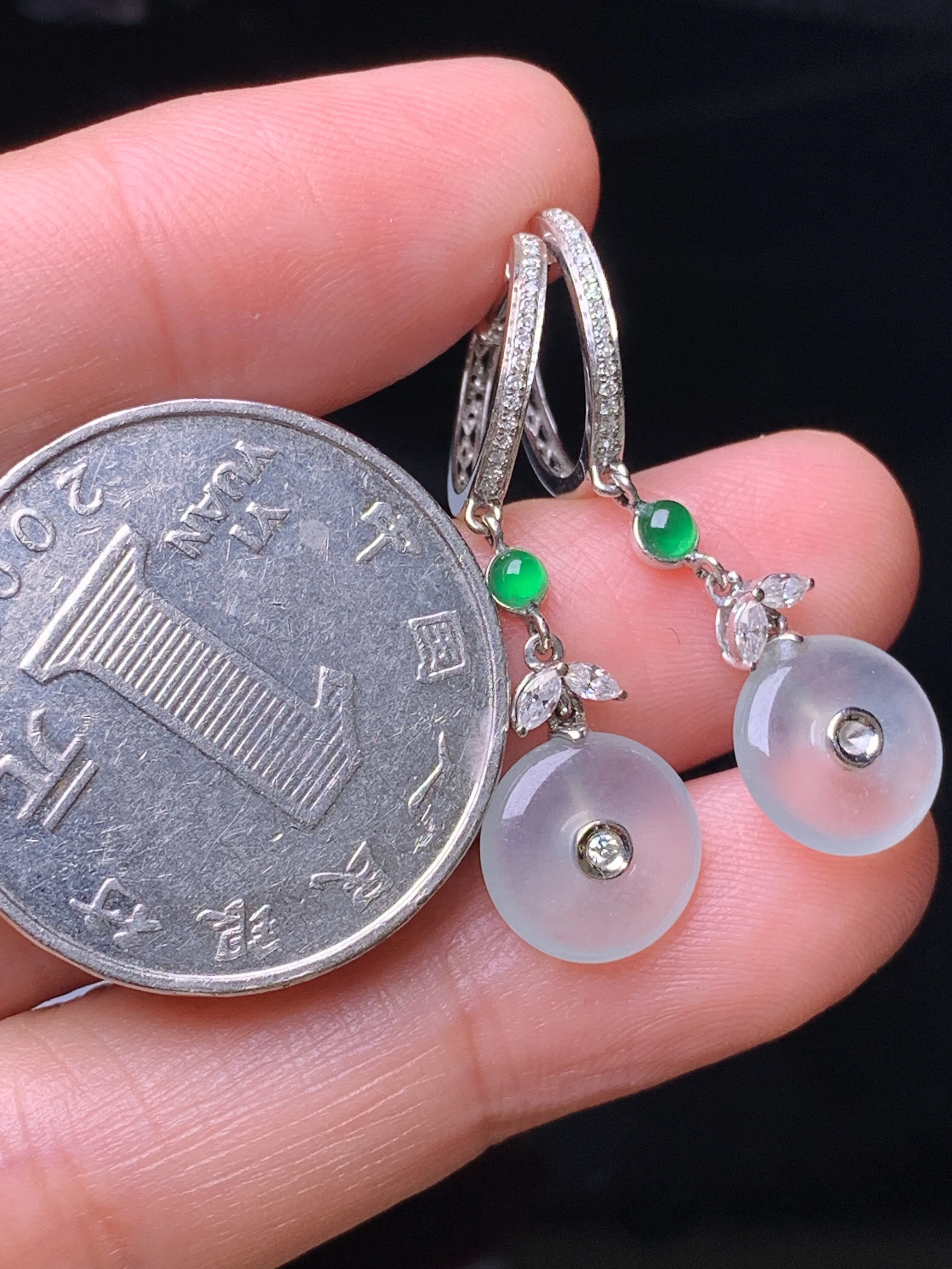 18k金钻镶嵌冰种平安扣耳坠 玉质细腻 色泽清新艳丽 整体尺寸37.2*29*6.5