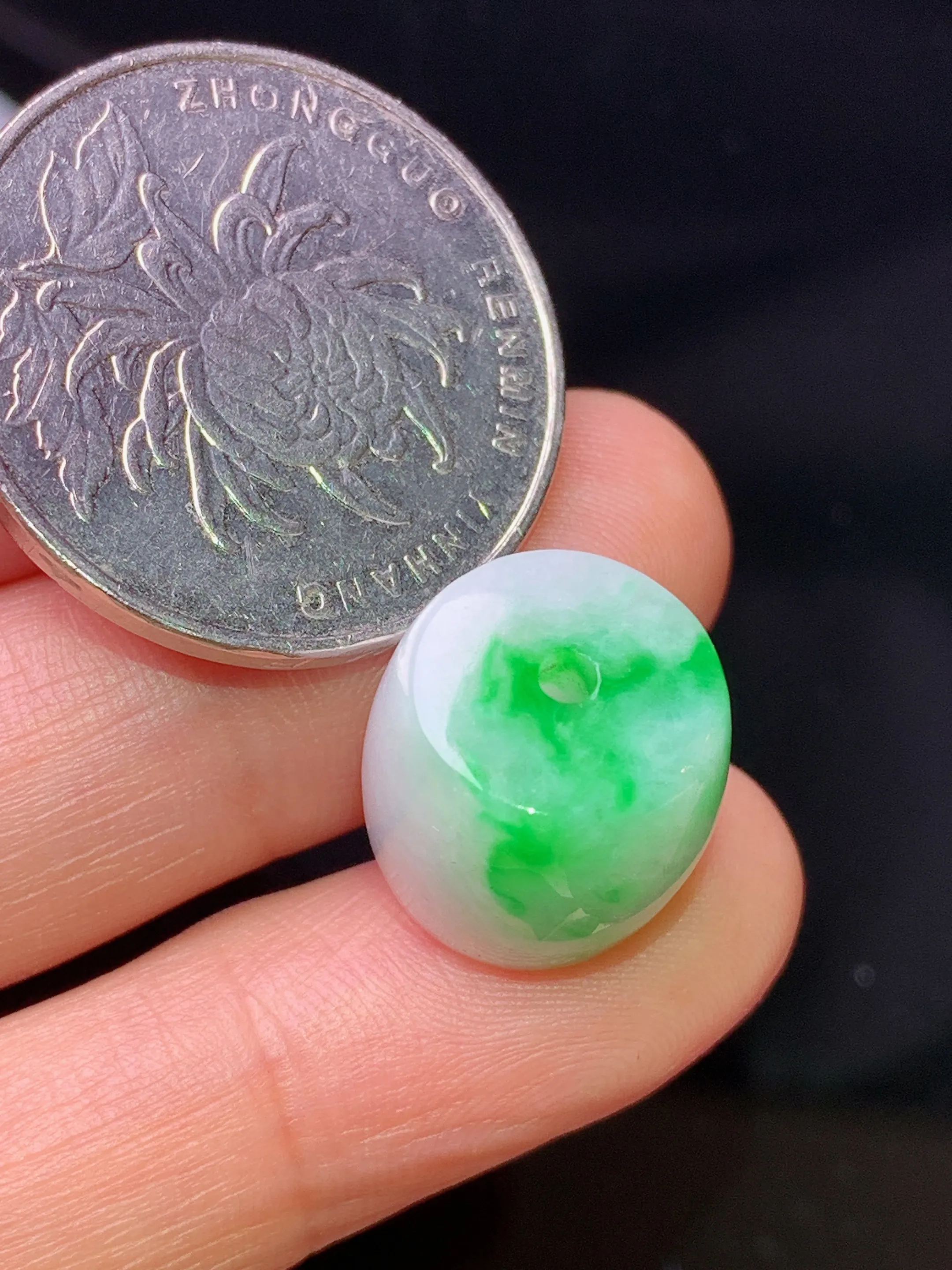 飘绿路路通吊坠 玉质细腻 色泽清新艳丽 整体尺寸13.5*12.7