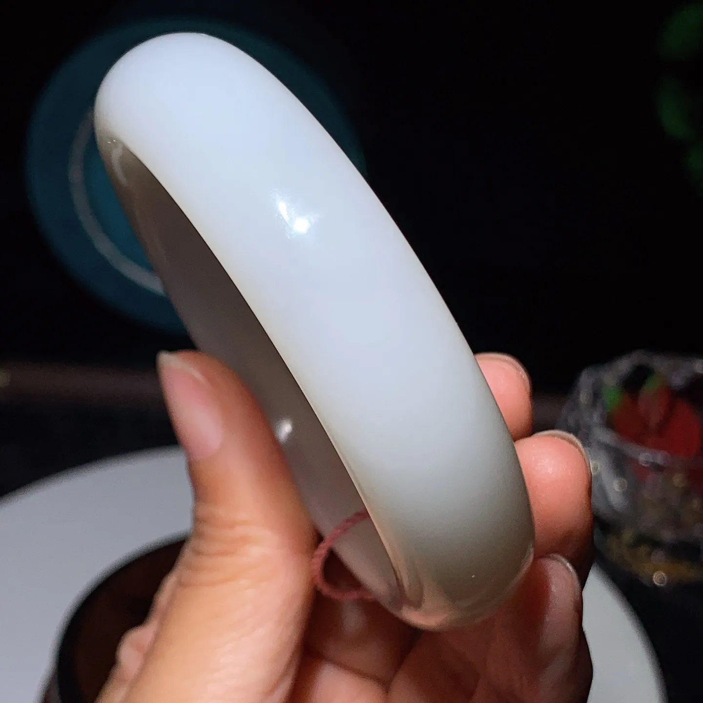 收藏级！58圈口 新疆和田玉白玉羊脂白手镯。羊脂白玉宽版手镯。58圈口条宽17厚10重82.6克 无裂无杂 玉质细腻油润 底色纯净 脂粉好，品质好。lt251231