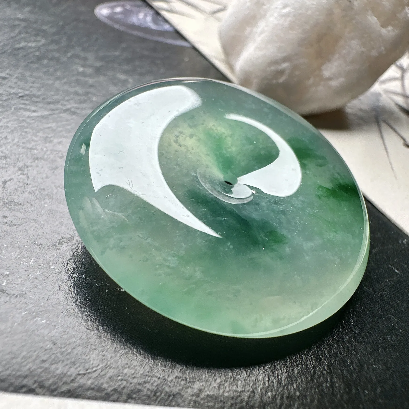 【冰种飘花大平安扣】质地细腻冰润，品质很好，冰感十足，胶感明显，收藏品质。