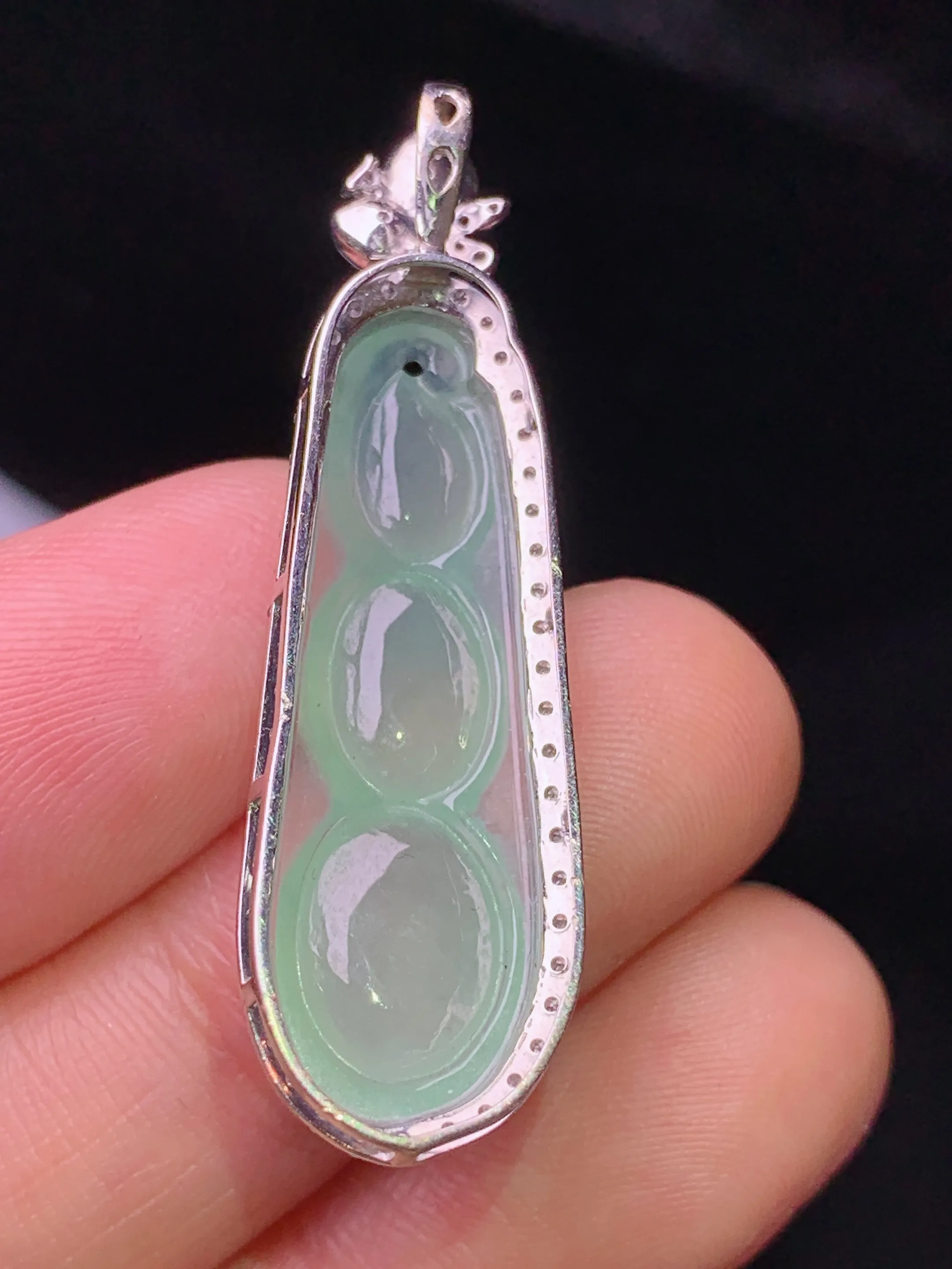 18k金钻镶嵌冰种四季豆吊坠 玉质细腻 色泽清新艳丽 整体尺寸39*11.5*8