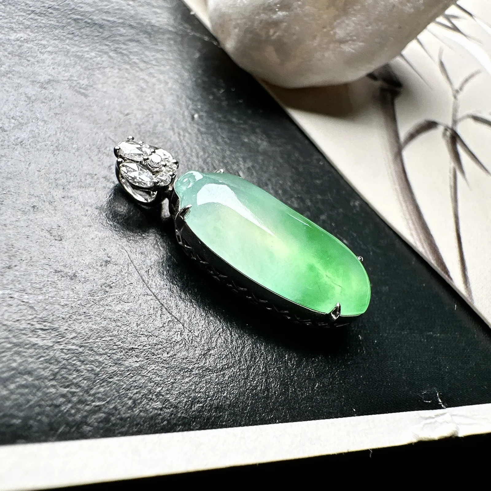 【冰种飘绿福瓜吊坠】种水上乘，晶莹剔透，纯净通透，18k金钻精美镶嵌，裸石尺寸19.6*8.7*3.3毫米