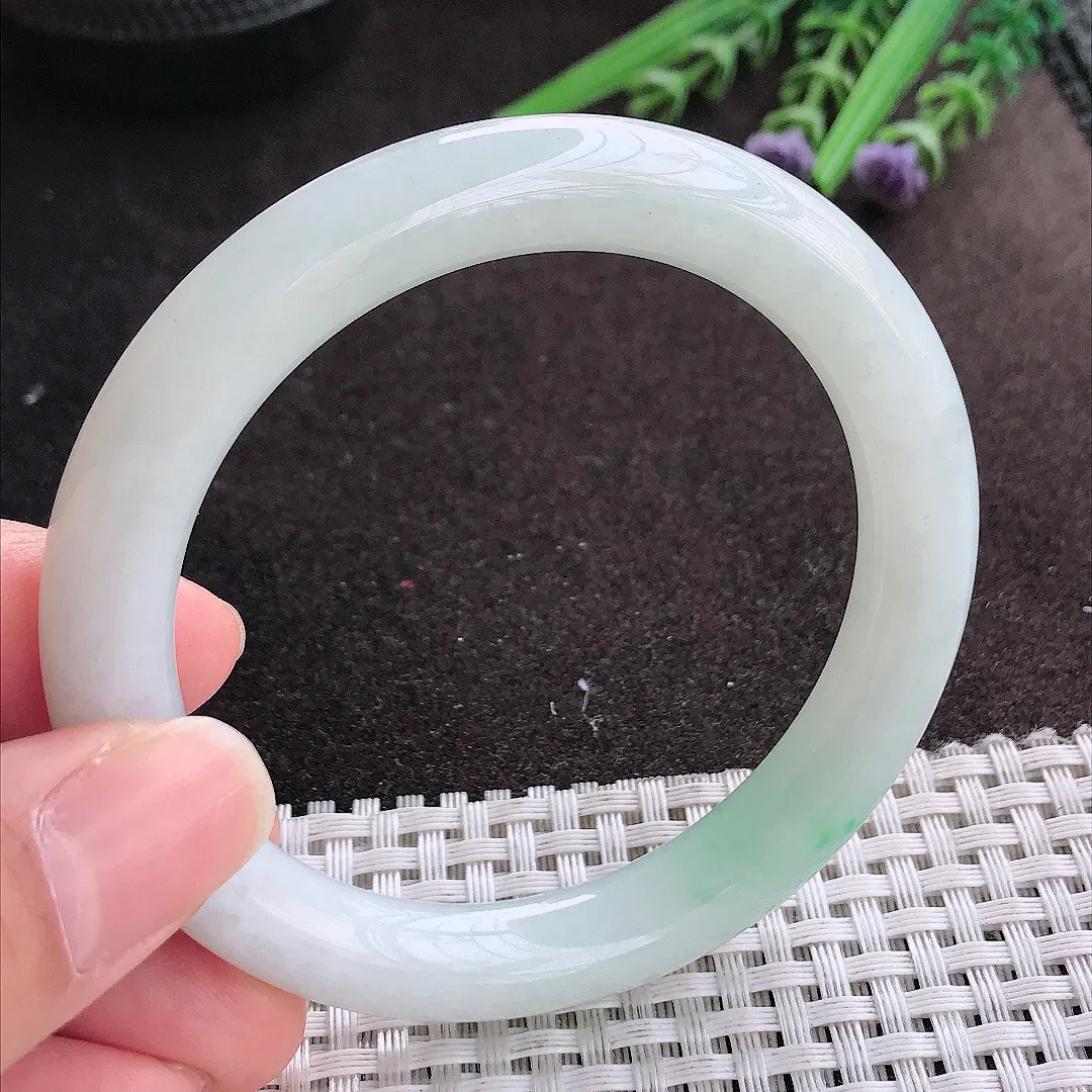 实拍A货翡翠55.5/9.8/9.6老坑秀气冰润飘绿圆条手镯玉镯手环