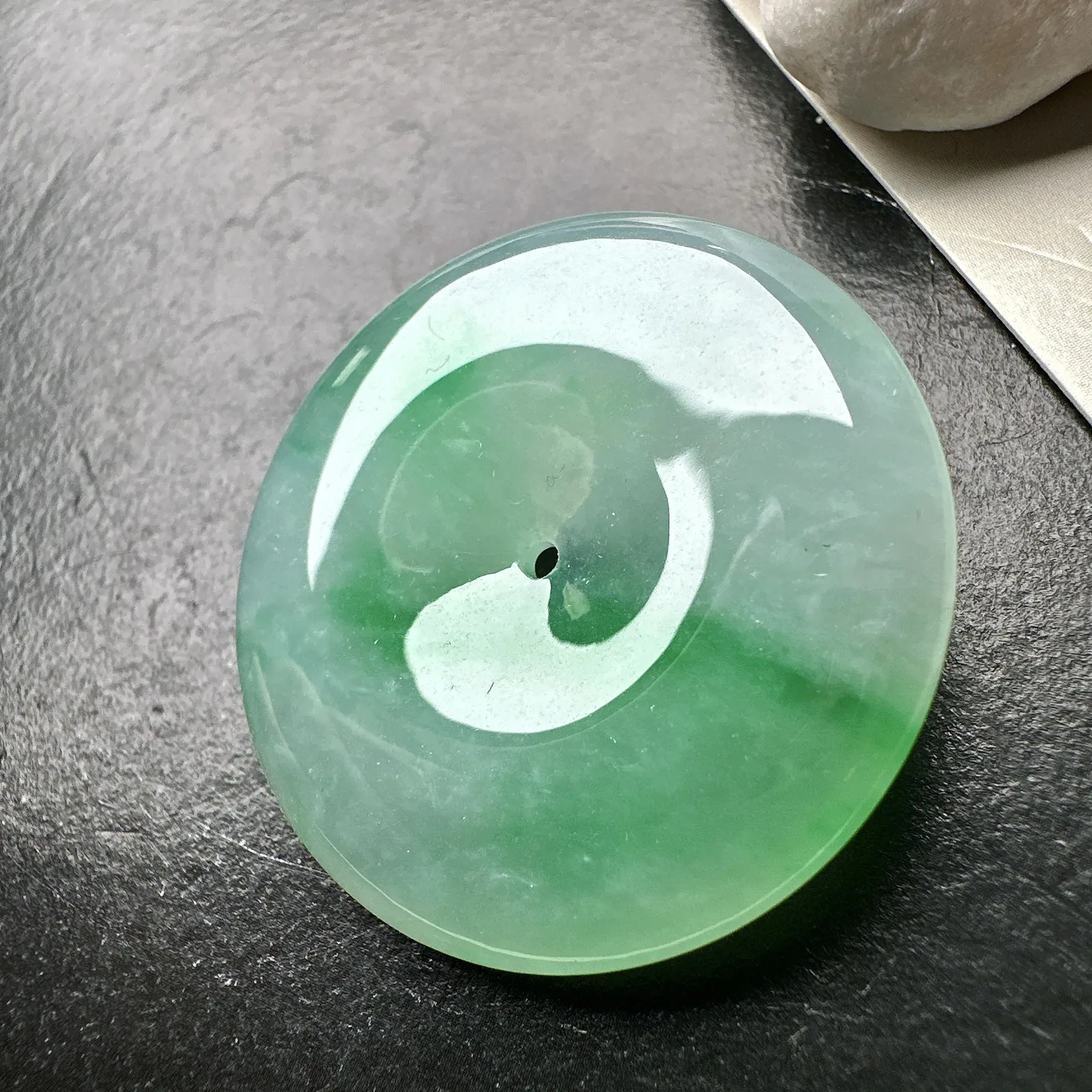 【冰糯种飘绿平安扣】质地细腻冰润，品质很好，冰感十足，胶感明显，收藏品质。