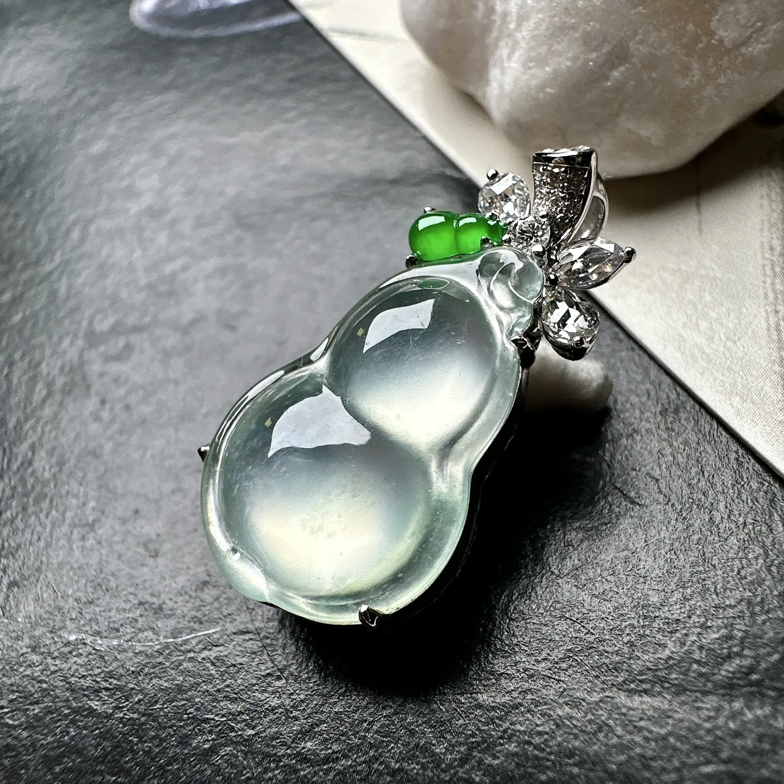 【冰种葫芦吊坠】质地细腻清爽，荧光感强烈，起刚光强烈，18K金钻镶嵌，裸石尺寸22*15.2*5.1毫米