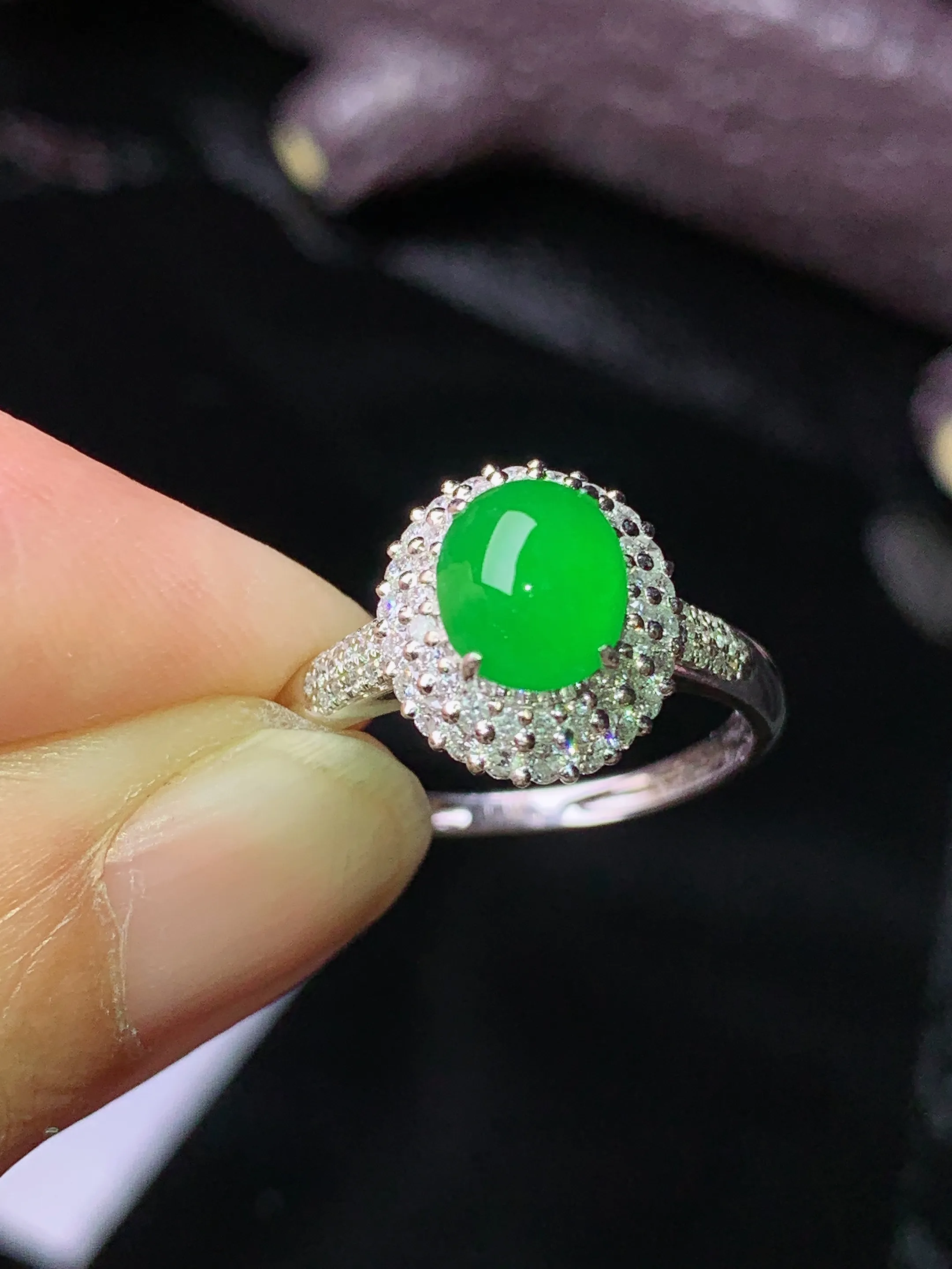 18k金钻镶嵌满绿蛋面戒指 玉质细腻 色泽清新艳丽 圈口14.5 整体尺寸11.8*10.3*7.8