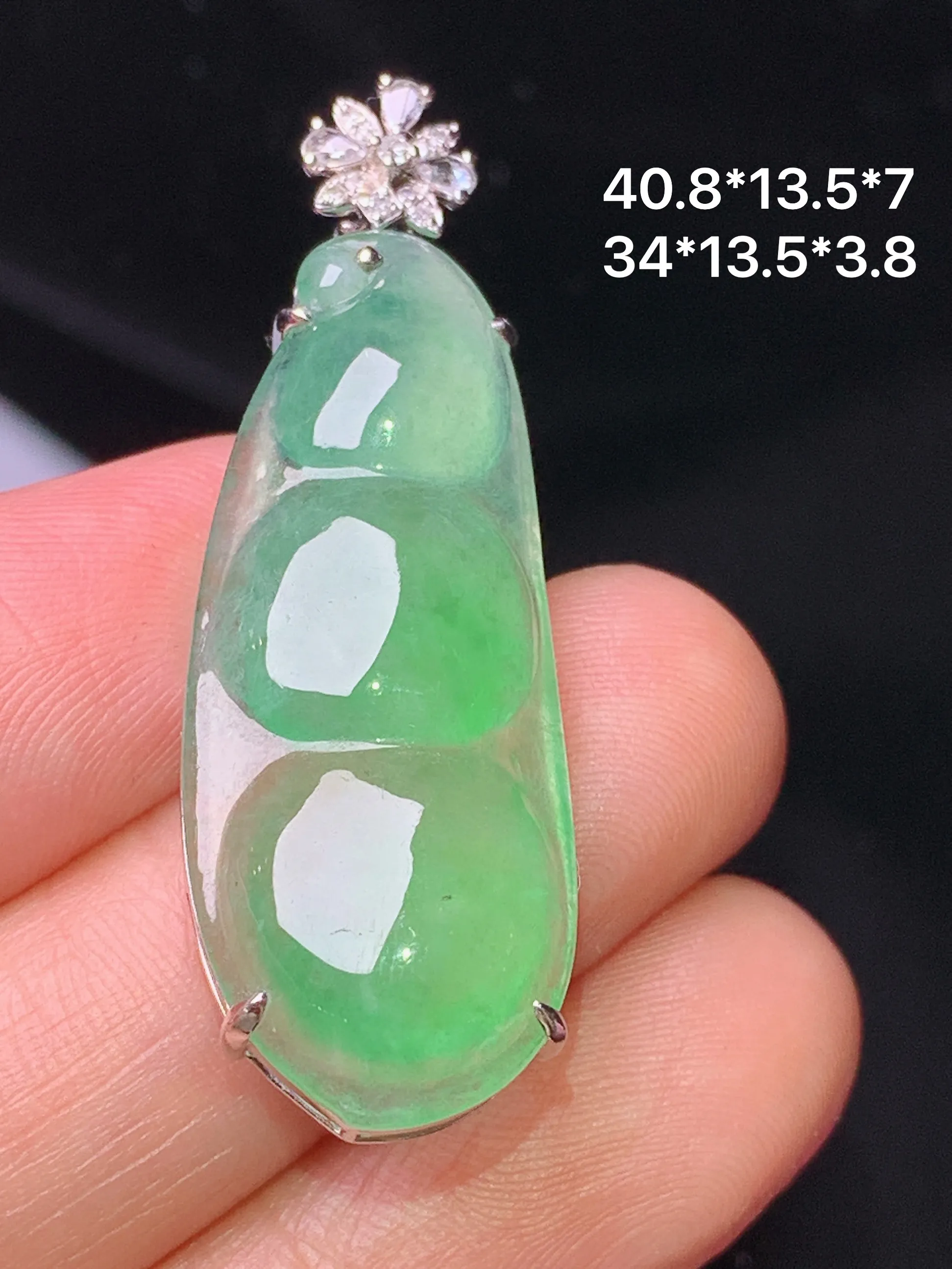 18k金钻镶嵌翠绿四季豆吊坠 玉质细腻  色泽清新艳丽 整体尺寸40.8*13.5*7