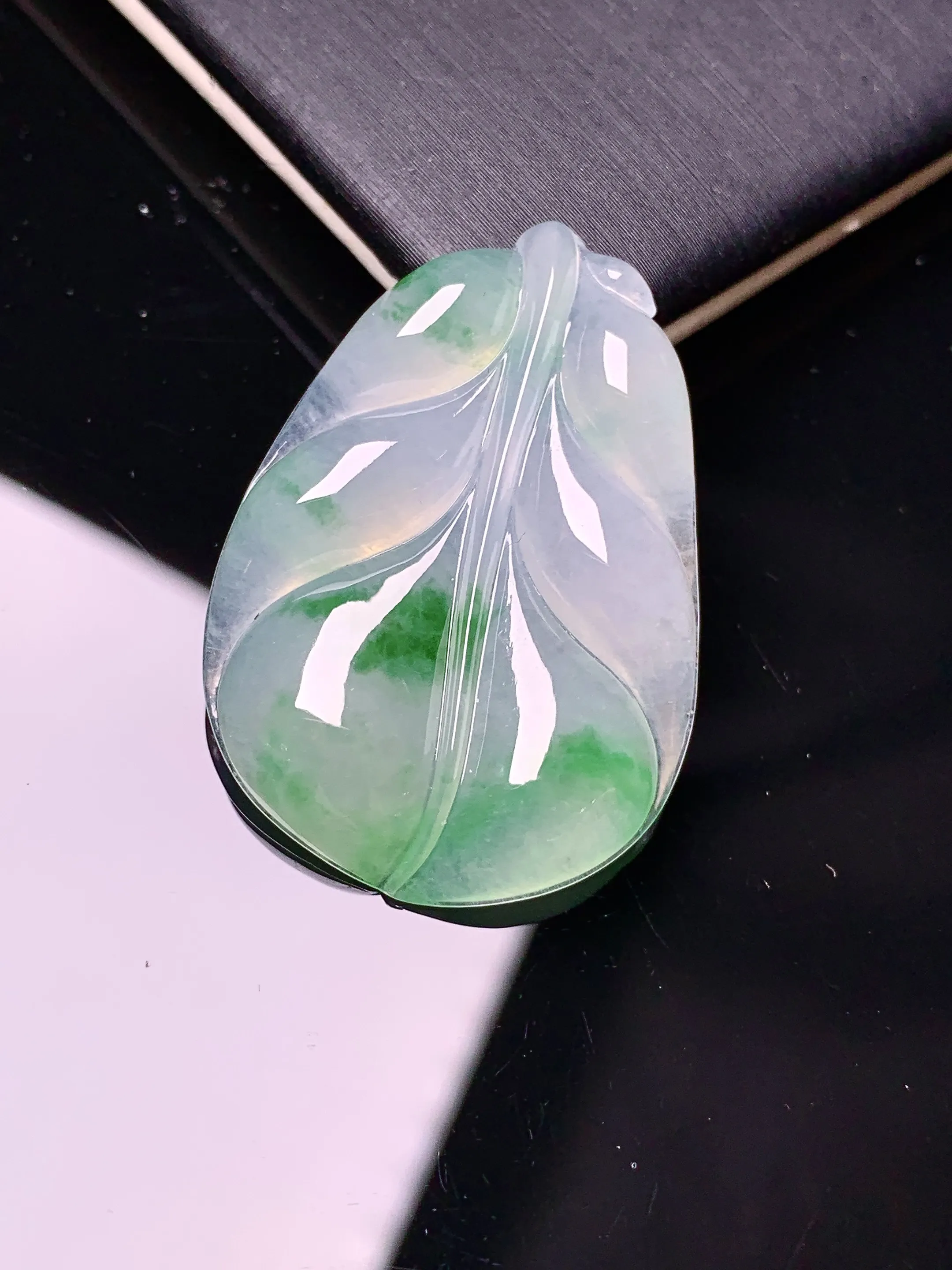 飘绿树叶吊坠 玉质细腻 色泽清新艳丽 整体尺寸32.7*23.2*5