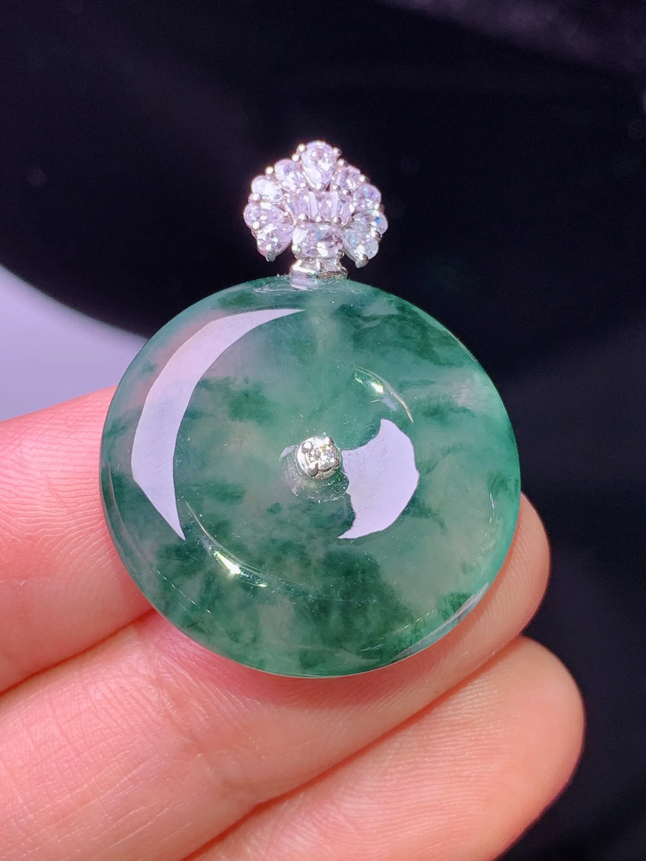 18k金钻镶嵌冰种飘花平安扣吊坠 玉质细腻 色泽清新艳丽 整体尺寸31.8*24*5.8