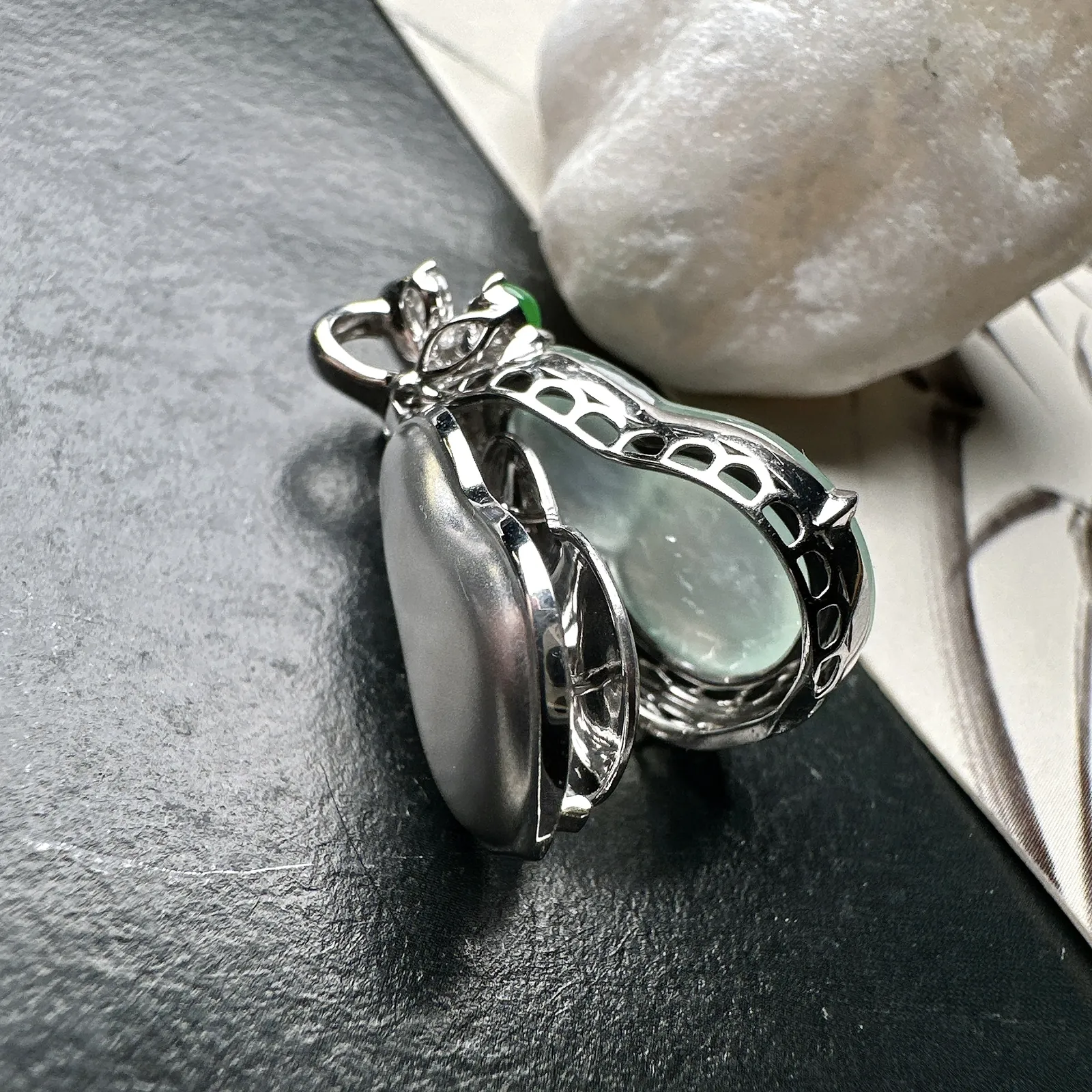 【冰种葫芦吊坠】质地细腻清爽，荧光感强烈，起刚光强烈，18K金钻镶嵌，裸石尺寸22*15.2*5.1毫米