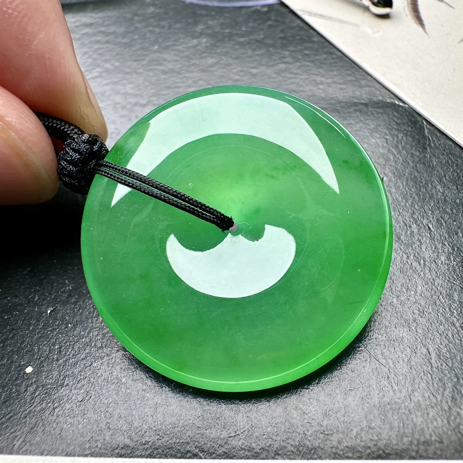 【冰种满绿平安扣】质地非常细腻，冰润十足，种老冰透，收藏品质。