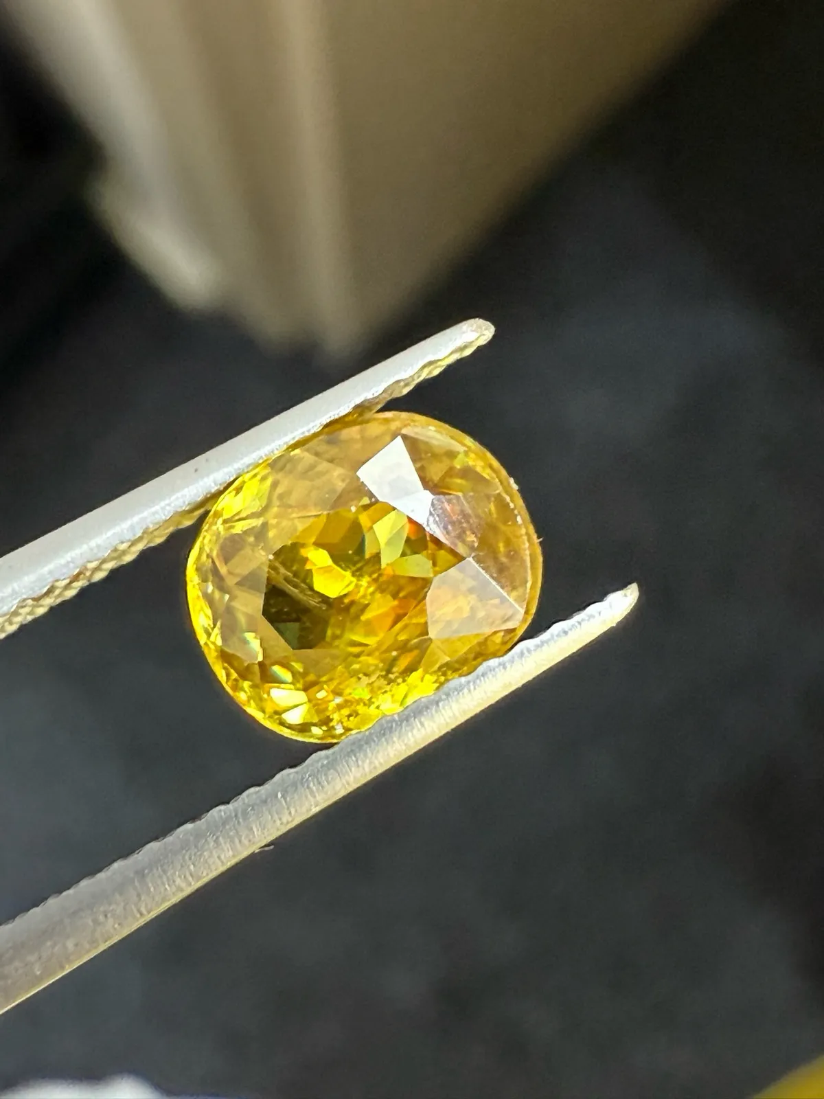 2.065克拉天然榍石戒面裸石，颜色超美，火彩超好，尺寸：8*6.6*4.5mm