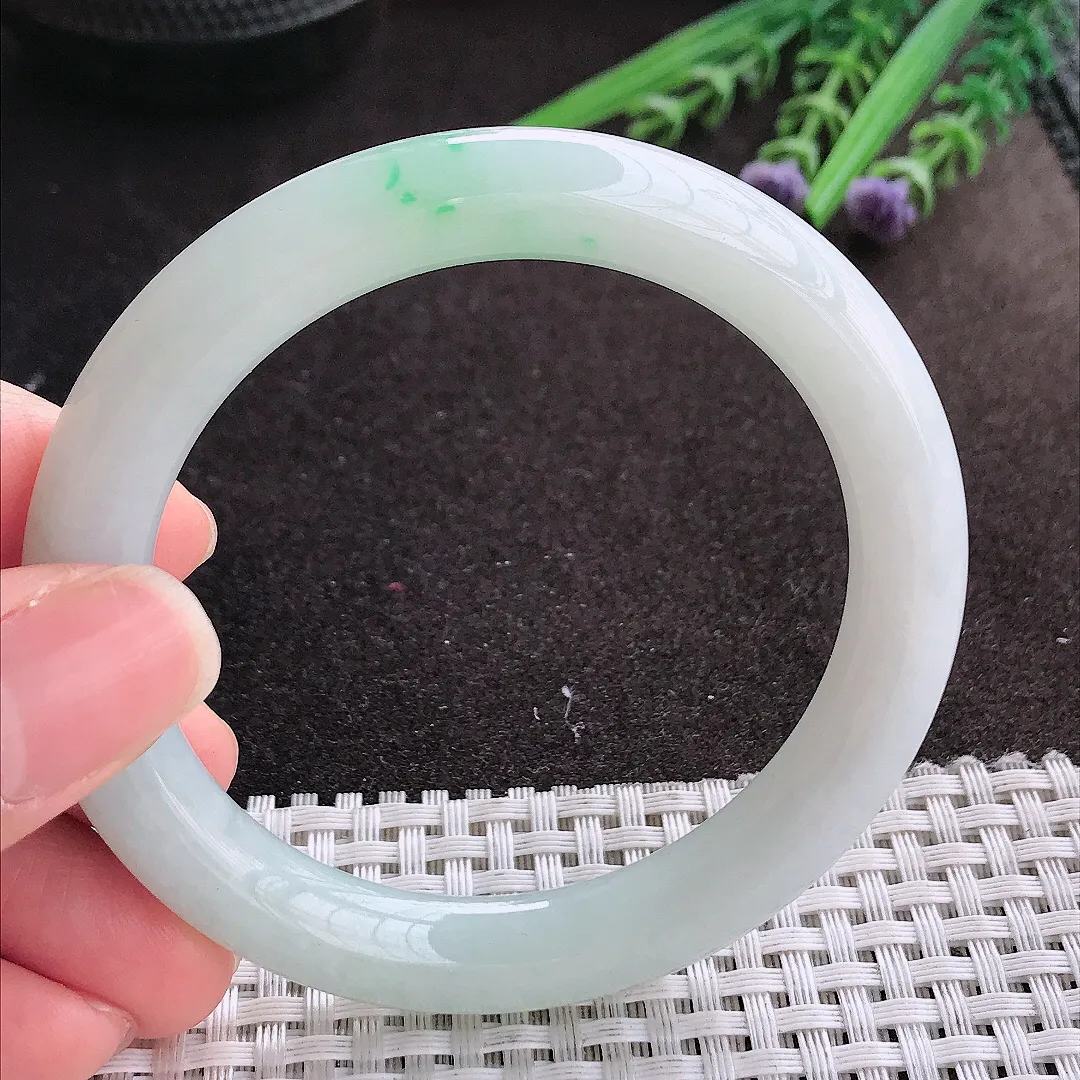 实拍A货翡翠55.5/9.8/9.6老坑秀气冰润飘绿圆条手镯玉镯手环