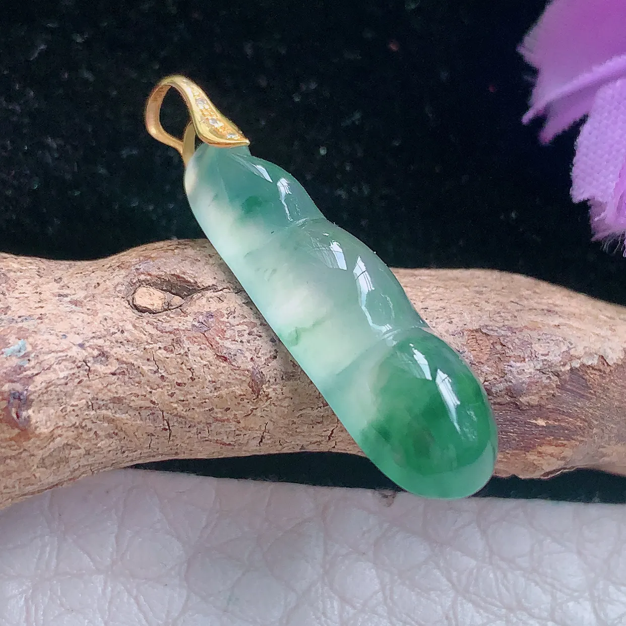 axm自然光27.8*7.3*5天然缅甸翡翠a货精雕冰种飘花平安豆玉吊坠 玉挂件