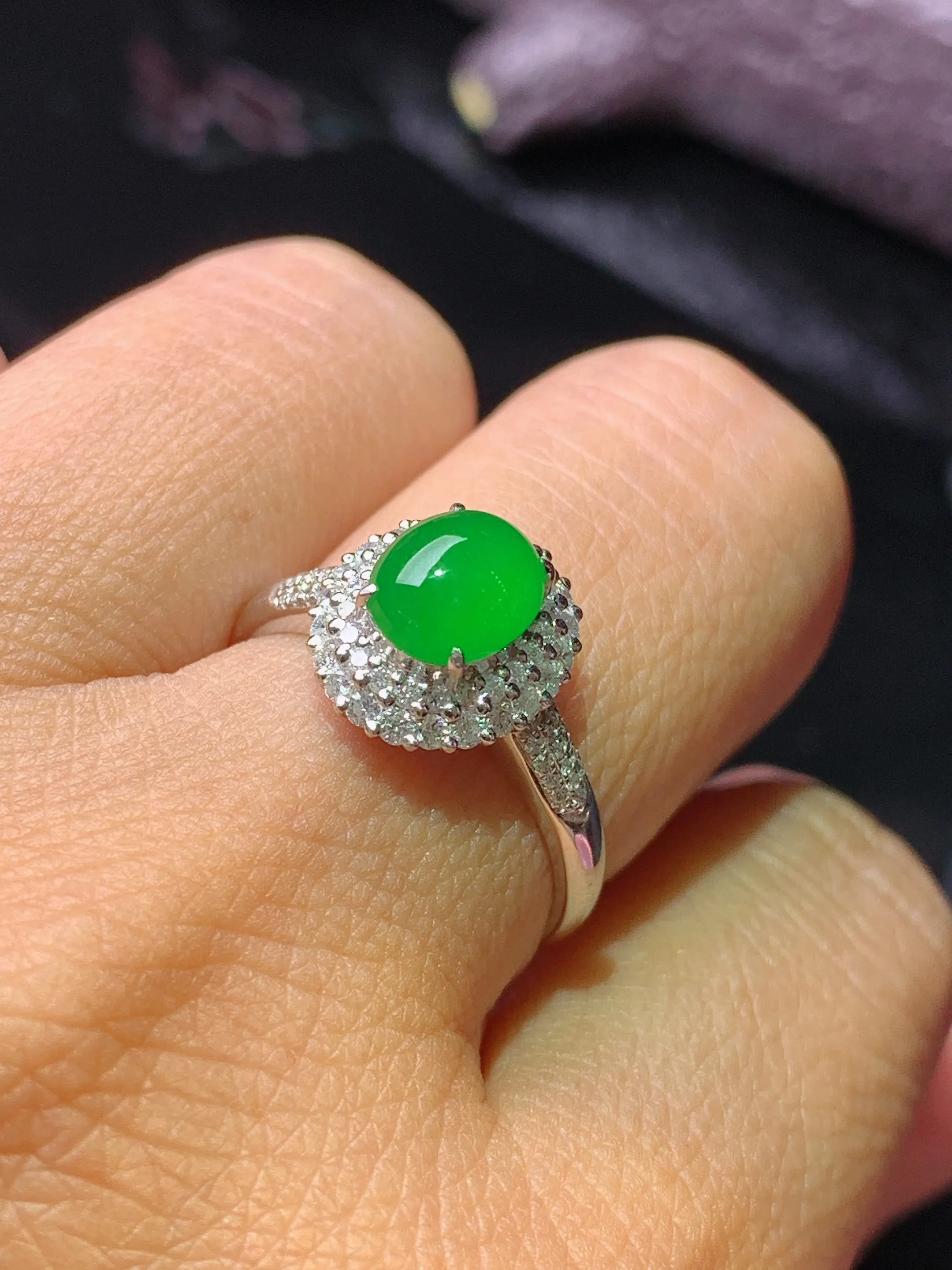18k金钻镶嵌满绿蛋面戒指 玉质细腻 色泽清新艳丽 圈口14.5 整体尺寸11.8*10.3*7.8