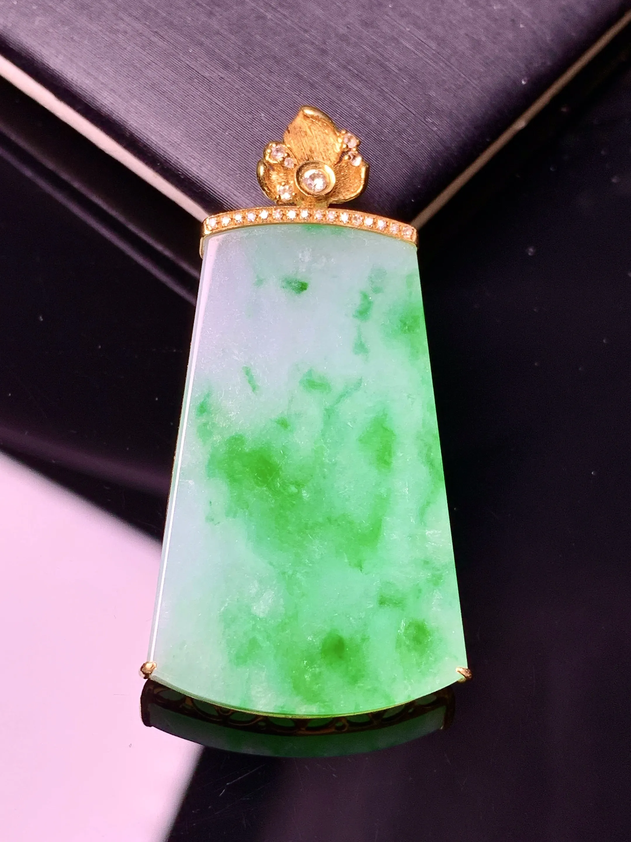 18k金钻镶嵌飘绿无事牌吊坠 玉质细腻 色泽清新艳丽 整体尺寸39.5*20.5*5.2