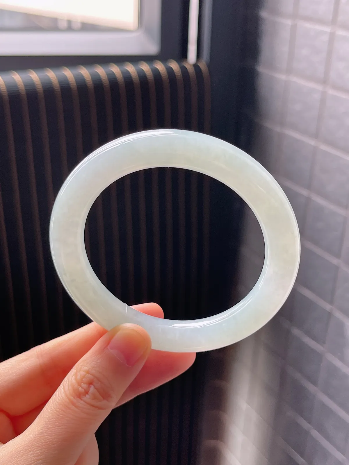 圆镯56圈口，翡翠冰糯种淡绿色手镯