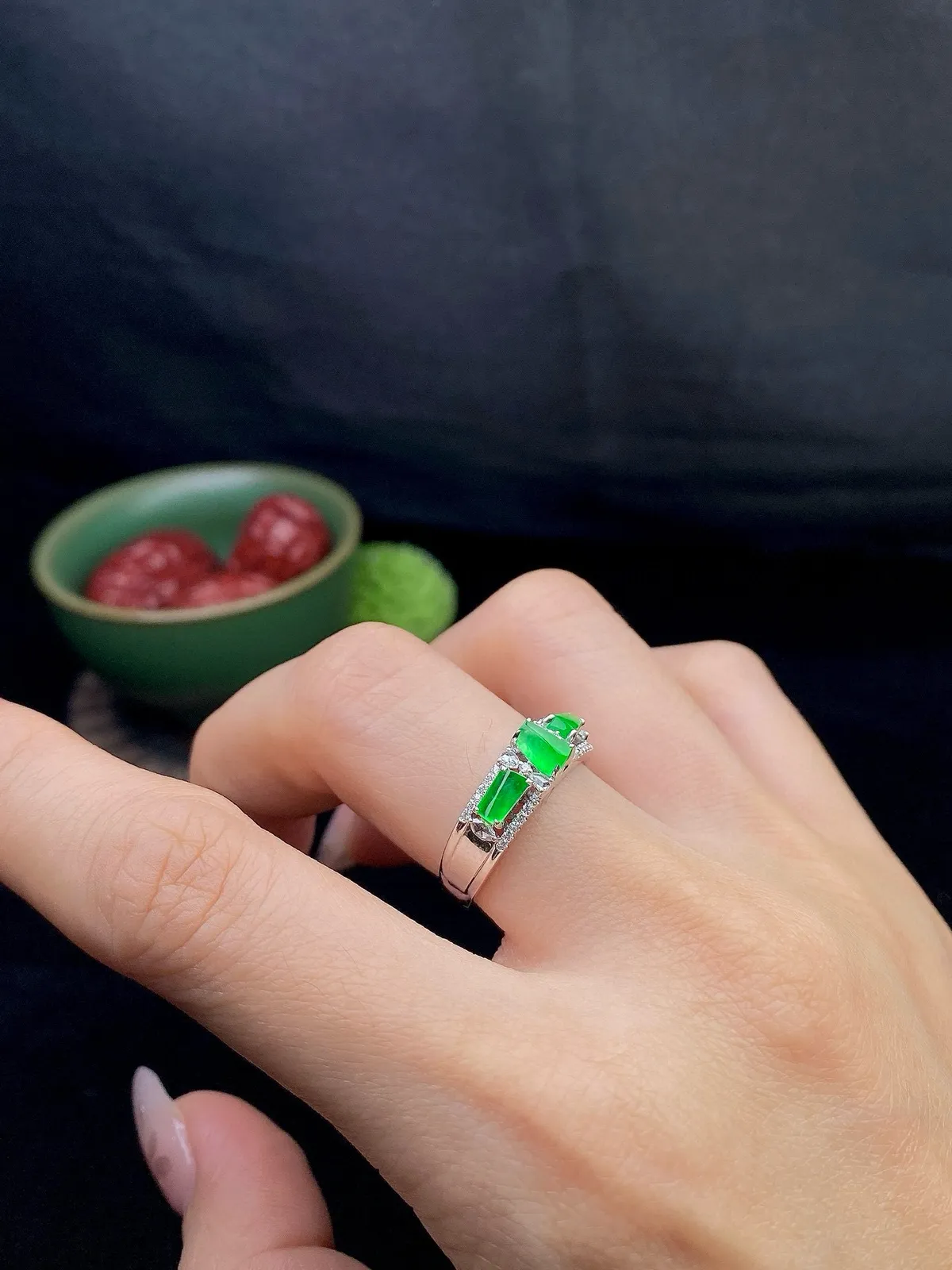 【冰种满绿随形戒指】质地细腻，饱满度很好，晶莹剔透，18k金钻镶嵌，裸石尺寸5.4*3.1*2.5毫米