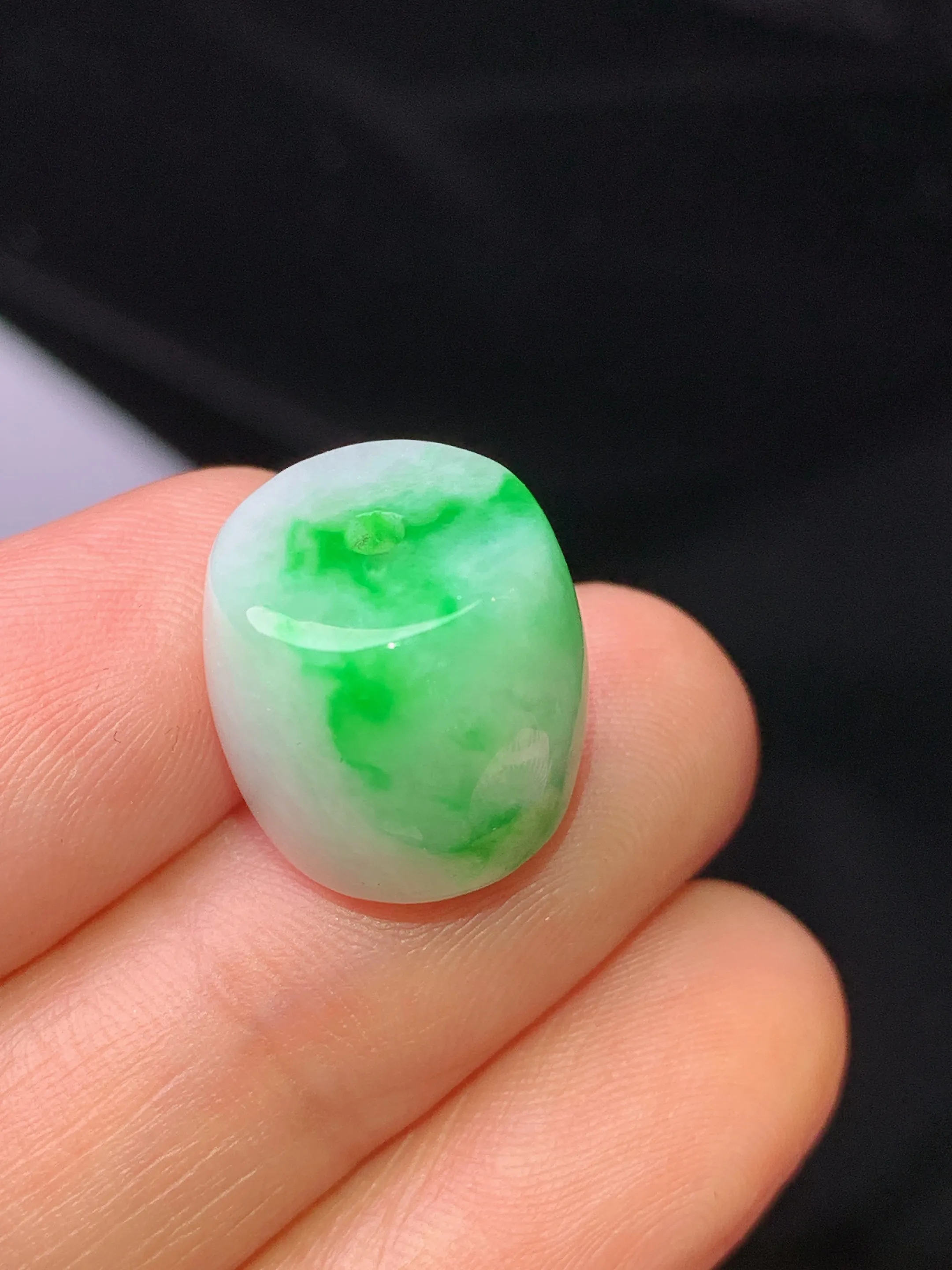 飘绿路路通吊坠 玉质细腻 色泽清新艳丽 整体尺寸13.5*12.7