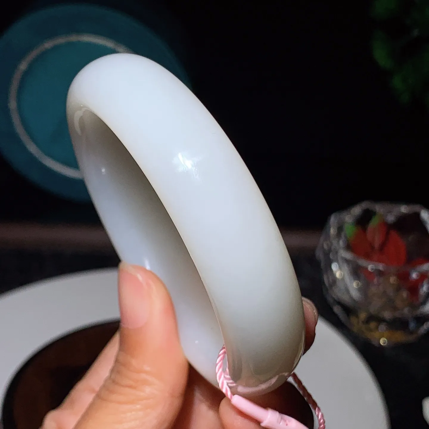 收藏级！58圈口 新疆和田玉白玉羊脂白手镯。羊脂白玉宽版手镯。58圈口条宽17厚10重82.6克 无裂无杂 玉质细腻油润 底色纯净 脂粉好，品质好。lt251231