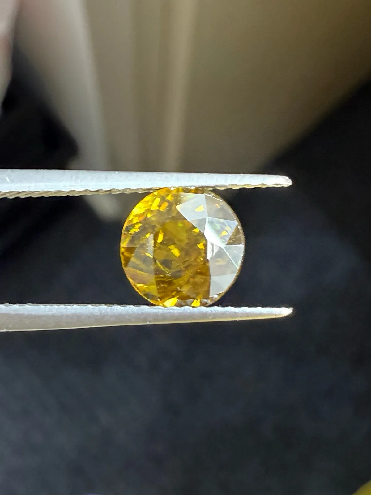 1.92克拉天然榍石戒面裸石，颜色超美，火彩超好，尺寸：7.4*7.5*4.5mm