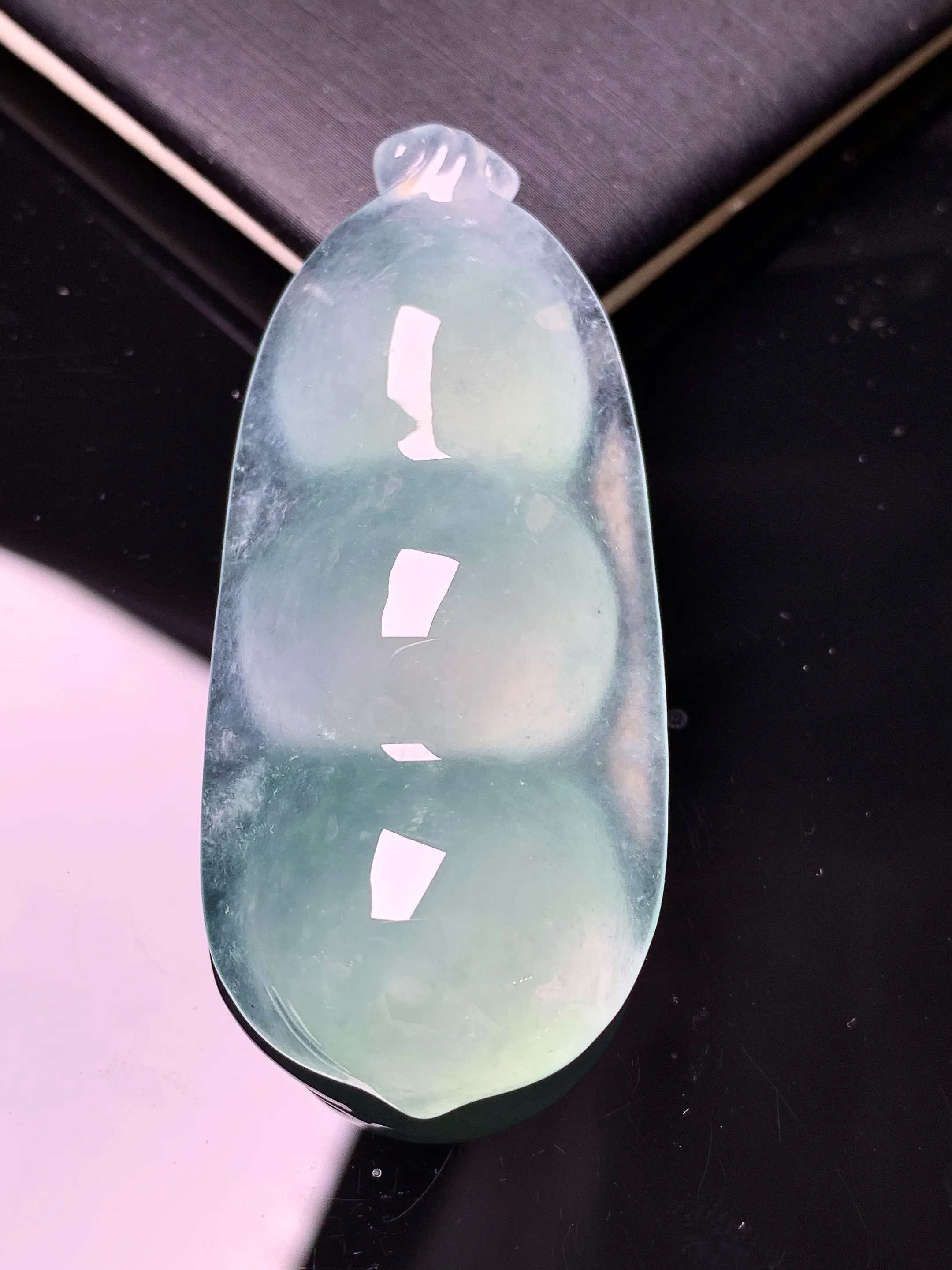 冰种四季豆吊坠 玉质细腻 色泽清新艳丽 整体尺寸51.6*23*10.5