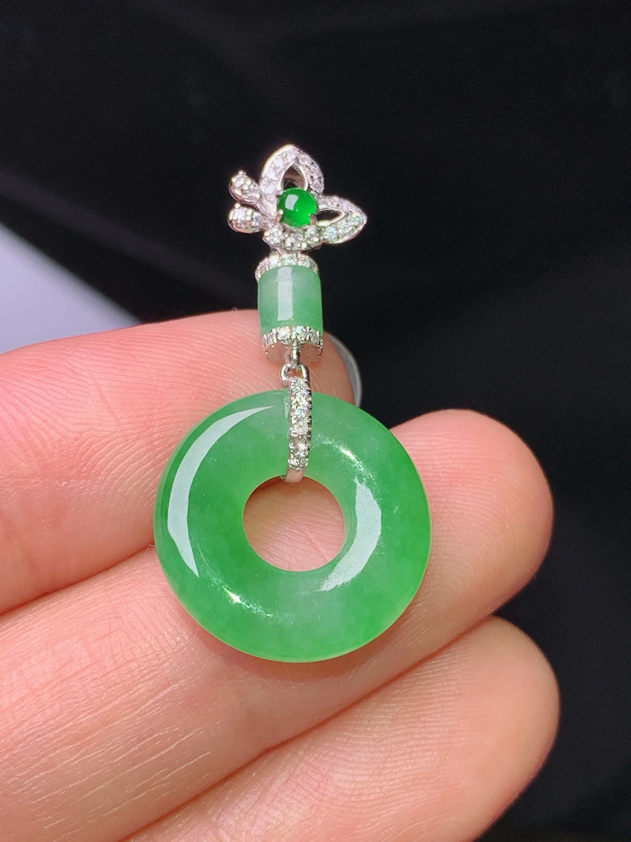 18k金钻镶嵌翠绿平安环吊坠 玉质细腻 色泽清新艳丽 整体尺寸32.2*16*3.8