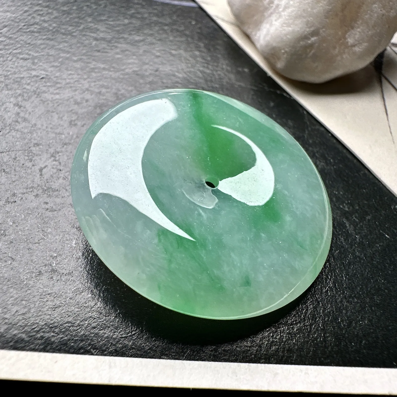 【冰糯种飘绿平安扣】质地细腻冰润，品质很好，冰感十足，胶感明显，收藏品质。