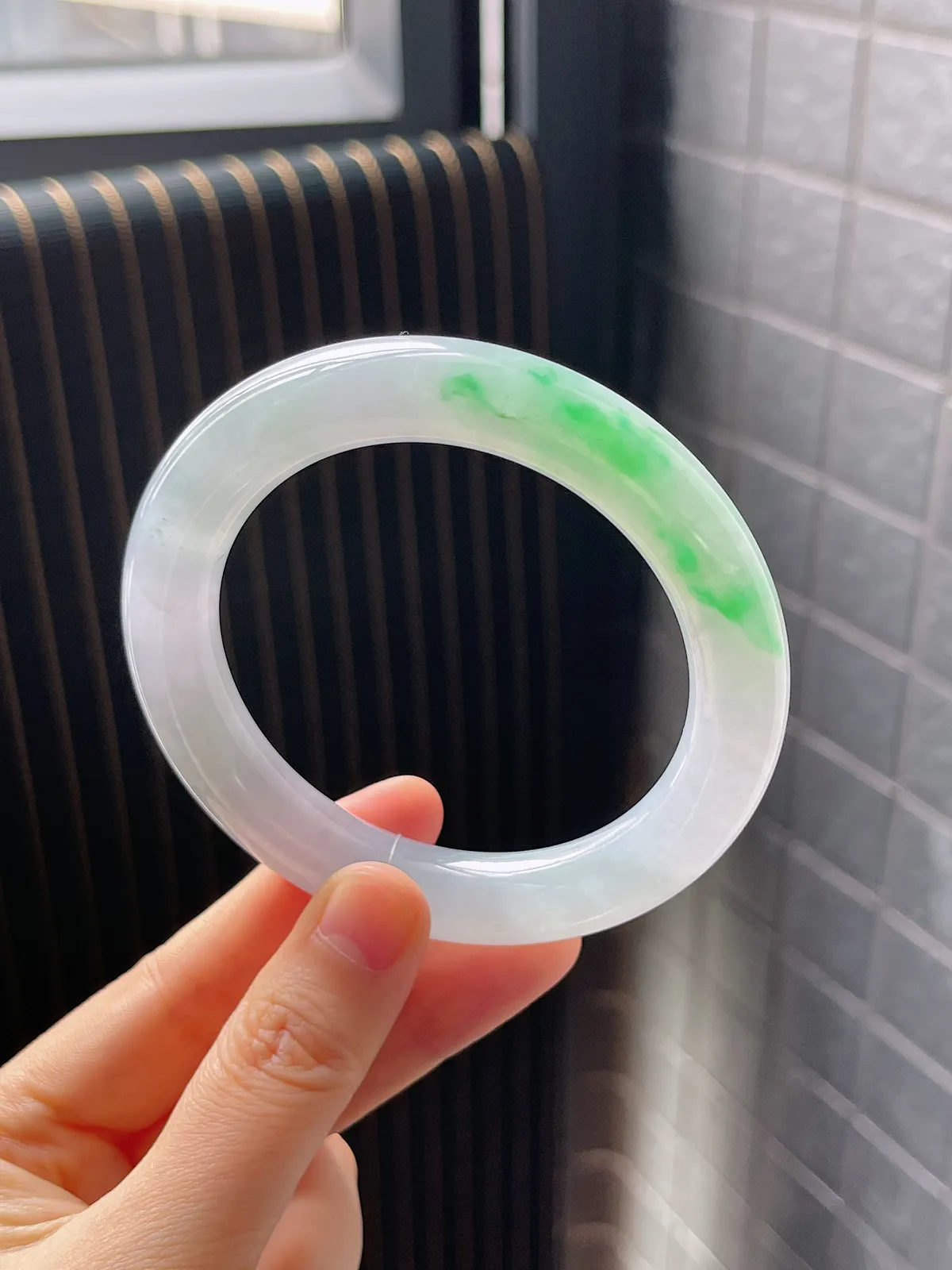 圆镯57.2圈口，翡翠冰糯种绿色手镯