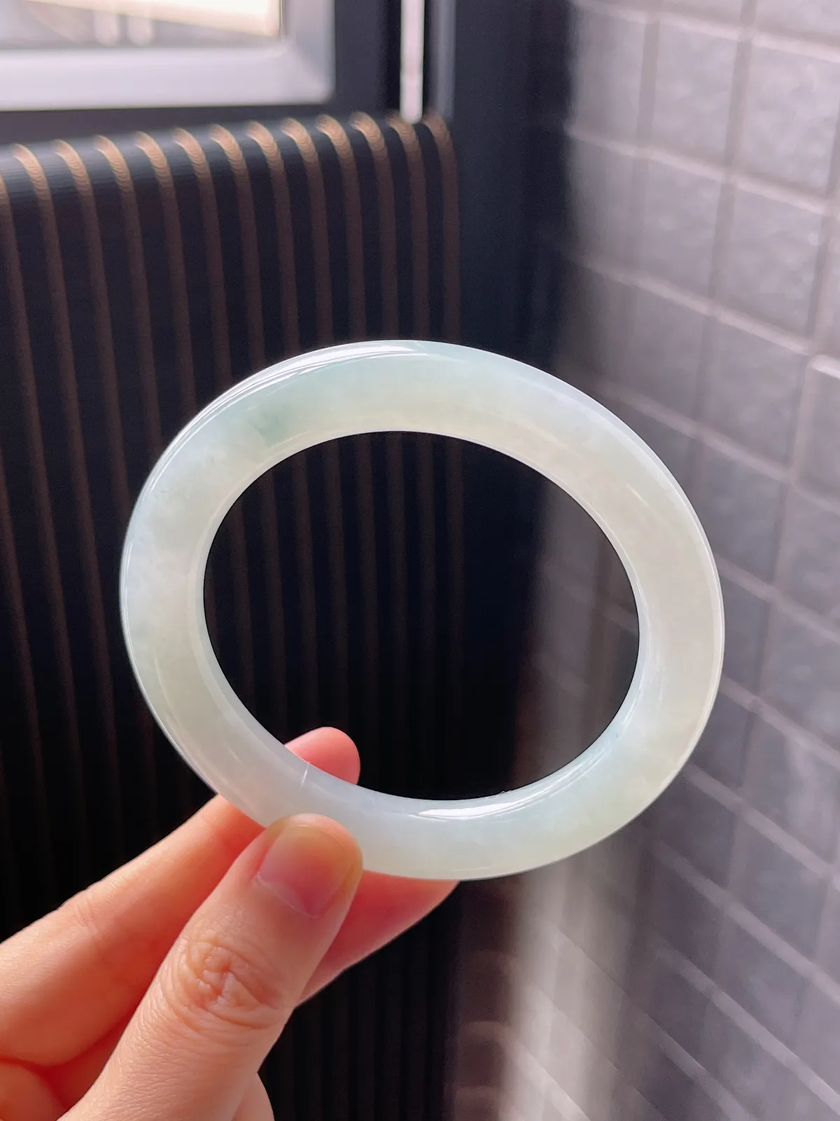 圆镯56圈口，翡翠冰糯种淡绿色手镯