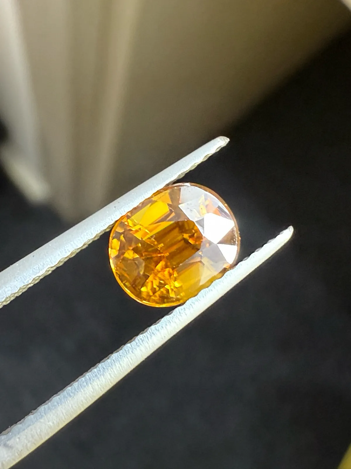 1.765克拉天然榍石戒面裸石，颜色超美，火彩超好，尺寸：7.4*6.2*5mm