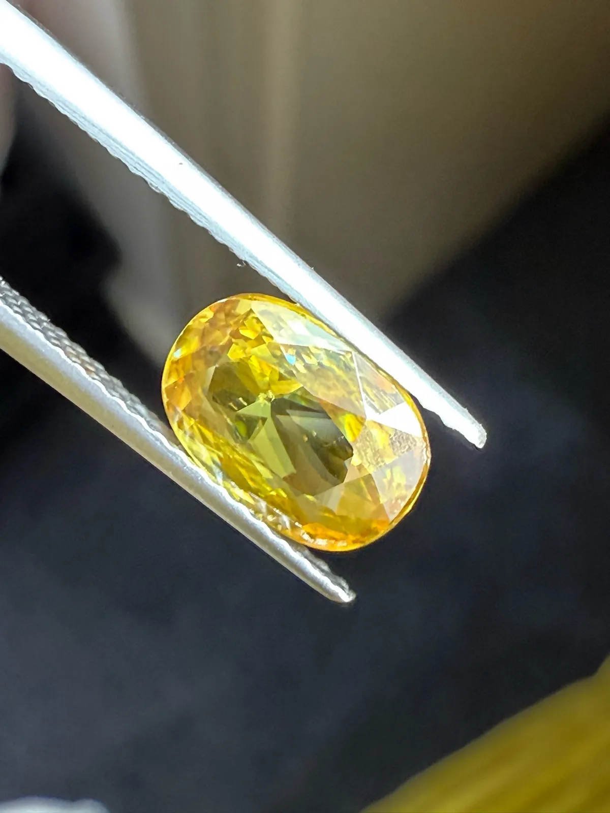 1.93克拉天然榍石戒面裸石，颜色超美，火彩超好，尺寸：8.9*6.3*3.8mm